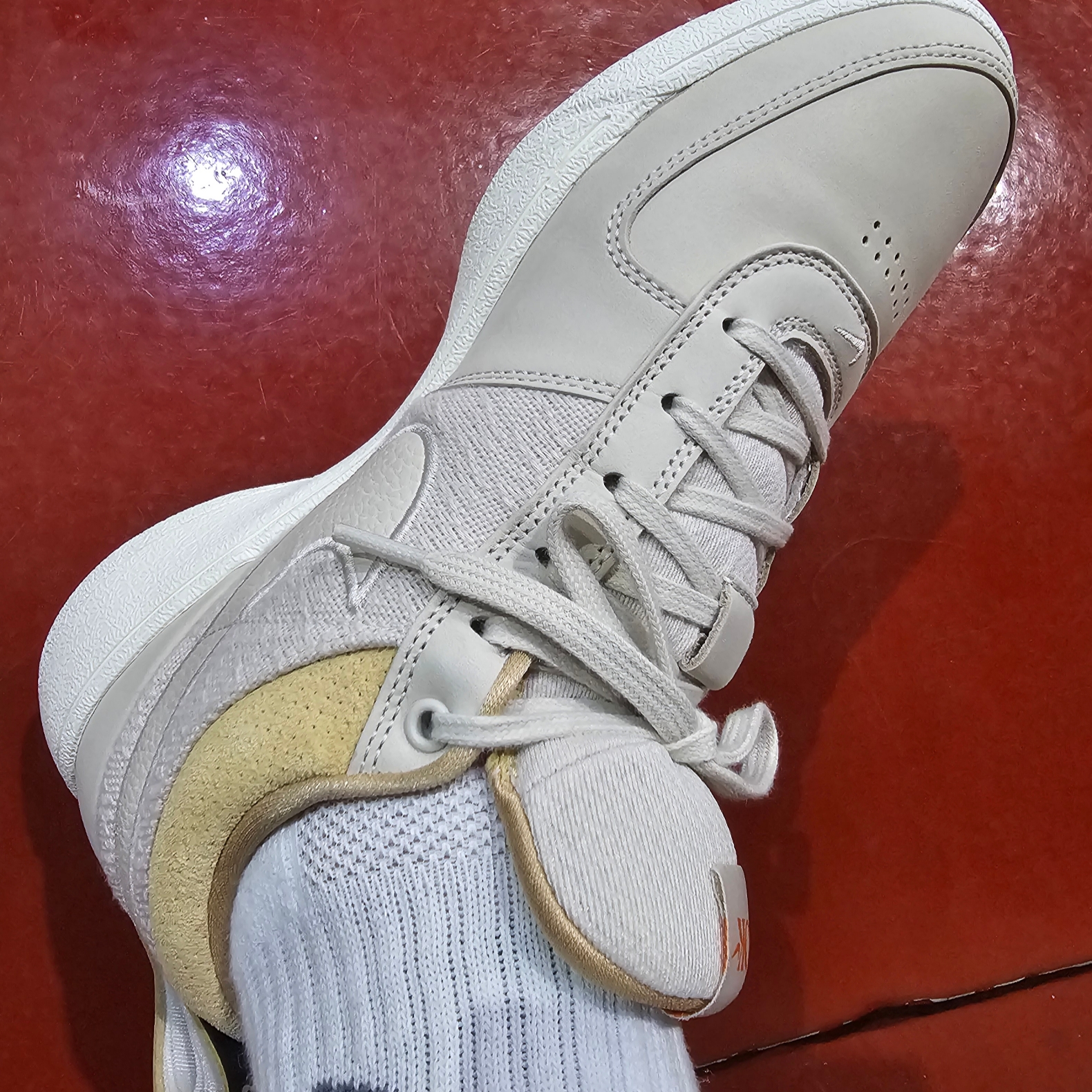 Nike Book 1 EP Light Orewood Brown 착용 스타일 - 3