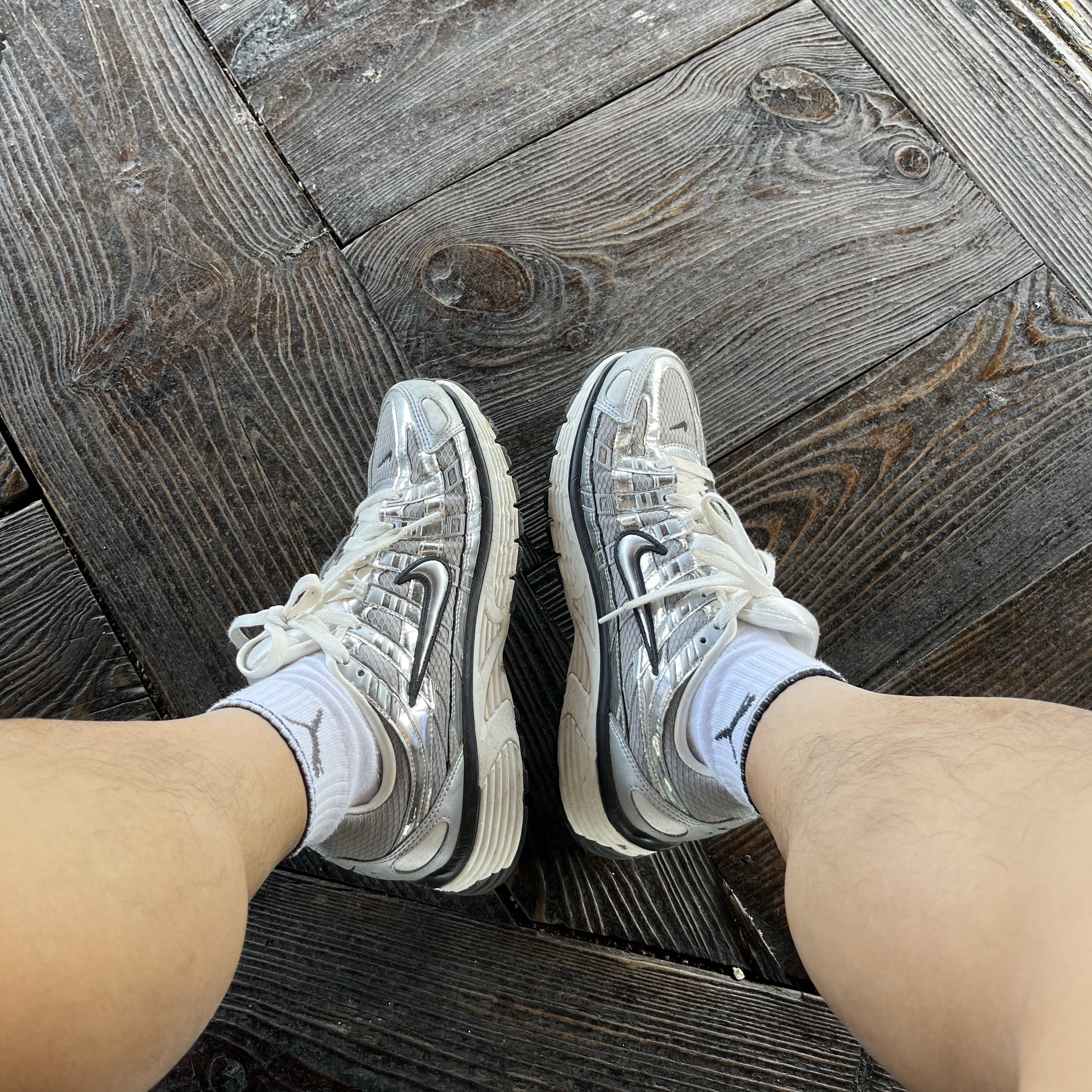 Nike P-6000 Metallic Silver 착용 스타일