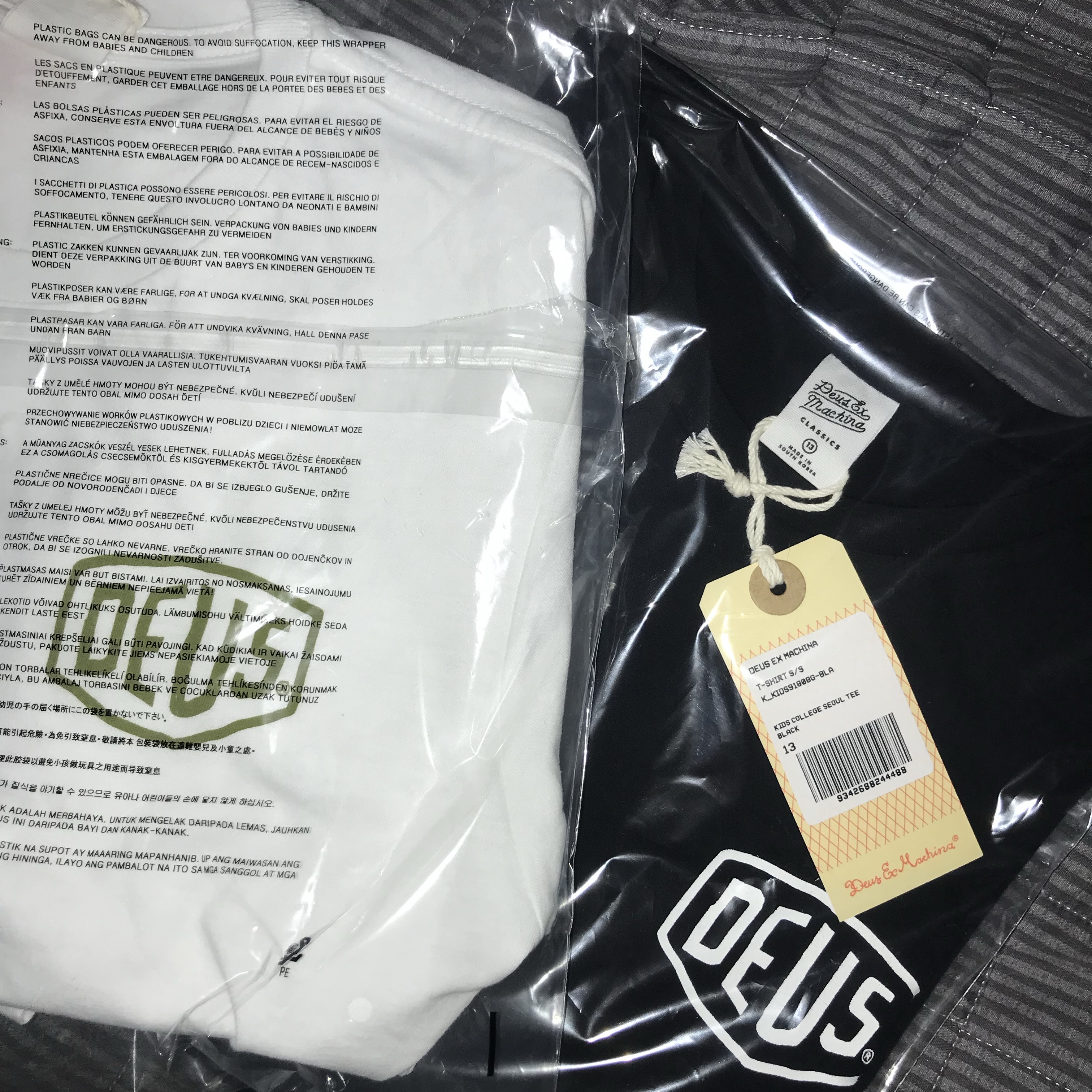 (Kids) Deus Ex Machina College Seoul T-Shirt Black, (Kids) Deus Ex Machina College Samcheong T-Shirt White 착용 스타일
