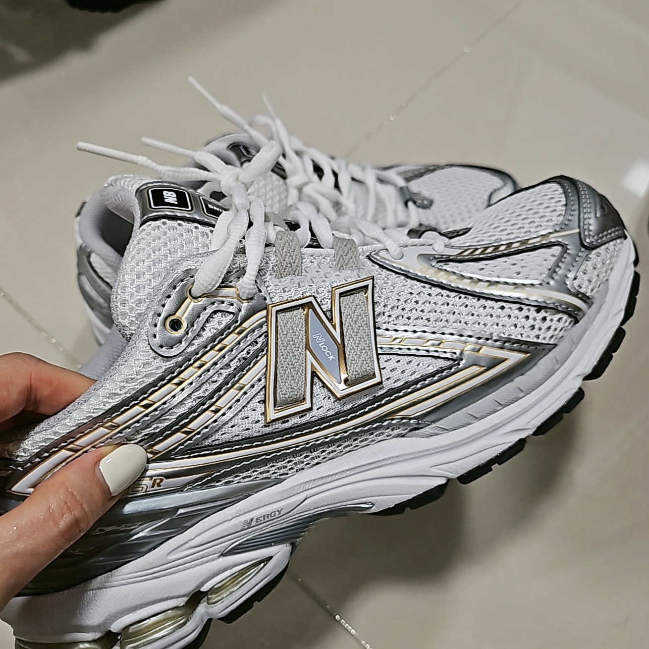 New Balance 1906R White Metallic Silver 착용 스타일 - 1