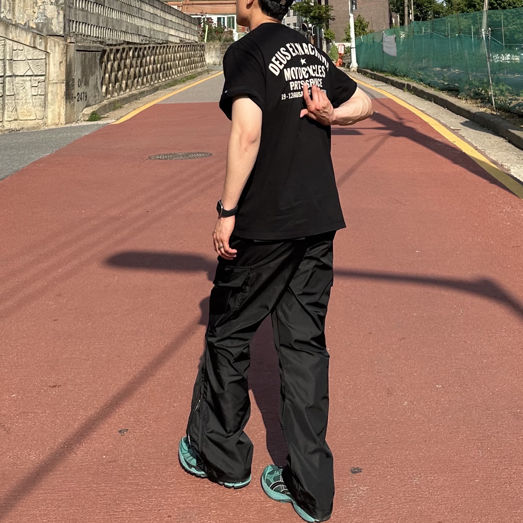 Asics x Unaffected Gel-Kayano 14 Uranus Green, Deus Ex Machina Seoul College T-Shirt Black 착용 스타일 - 2
