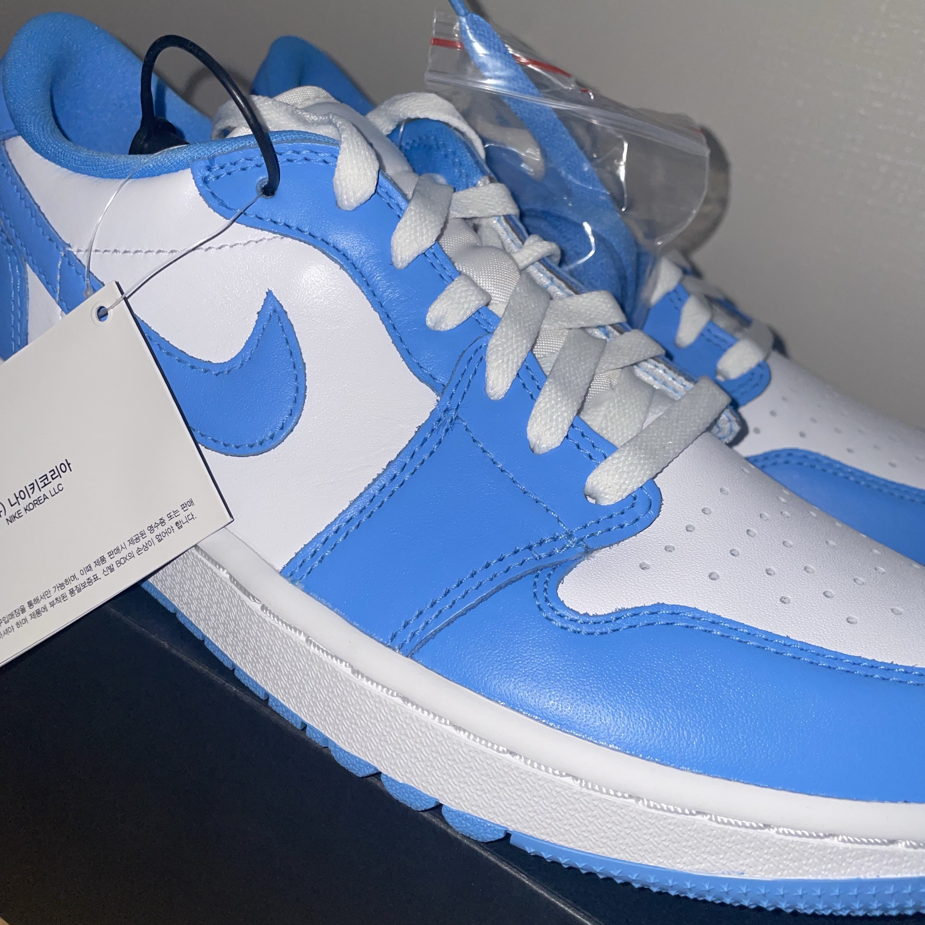 Jordan 1 Low Golf White and University Blue 착용 스타일