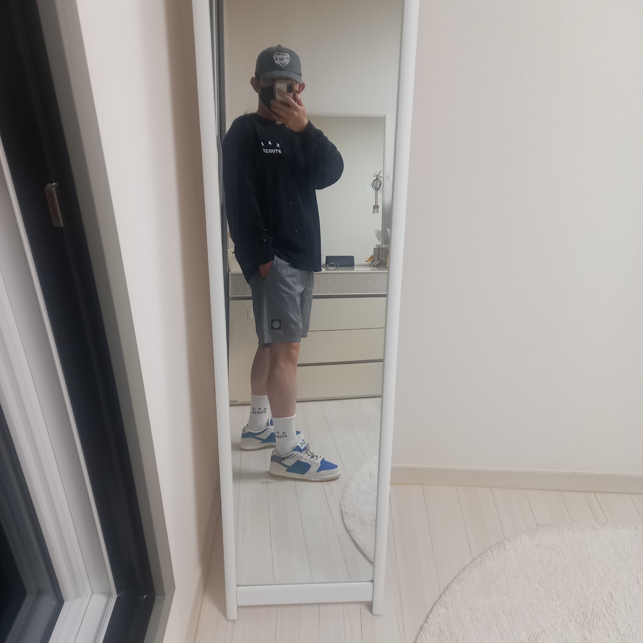 IAB Studio Socks White (5 Pack), Nike SB Dunk Low Pro Phantom and Hyper Royal 착용 스타일 - 4