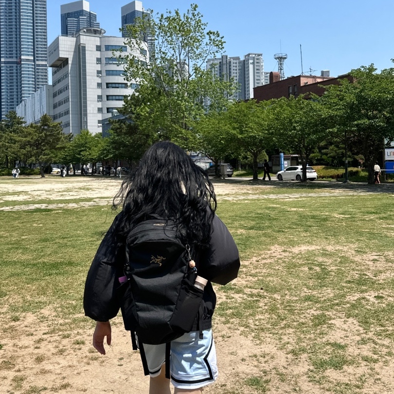 Arc'teryx Mantis 16 Backpack Black, Adidas Yeezy Boost 350 V2 Blue Tint 2021/2022/2023 착용 스타일 - 3