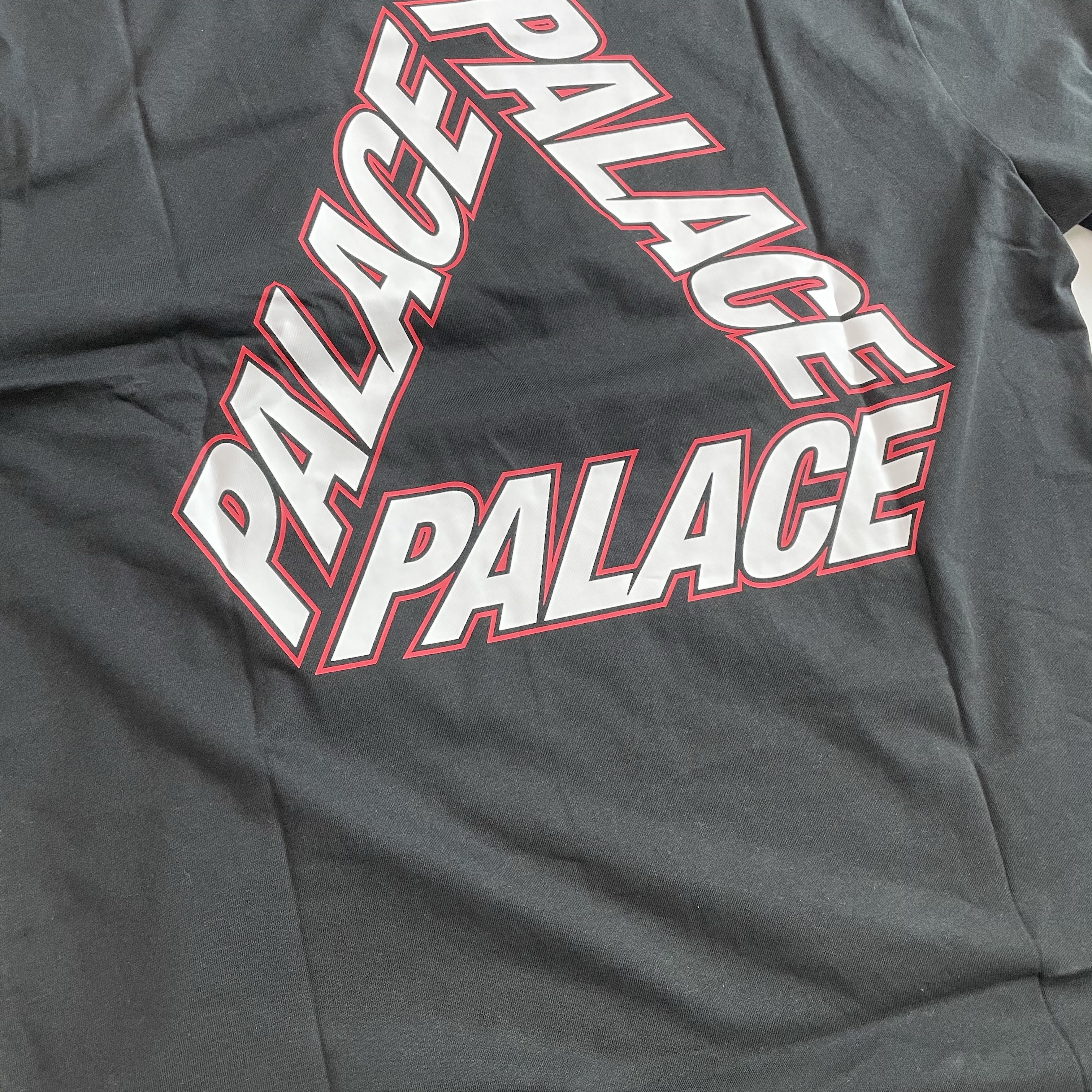 Palace P-3 Outline T-Shirt Black - 24SS, Palace P-3 Outline T-Shirt White - 24SS 착용 스타일 - 2