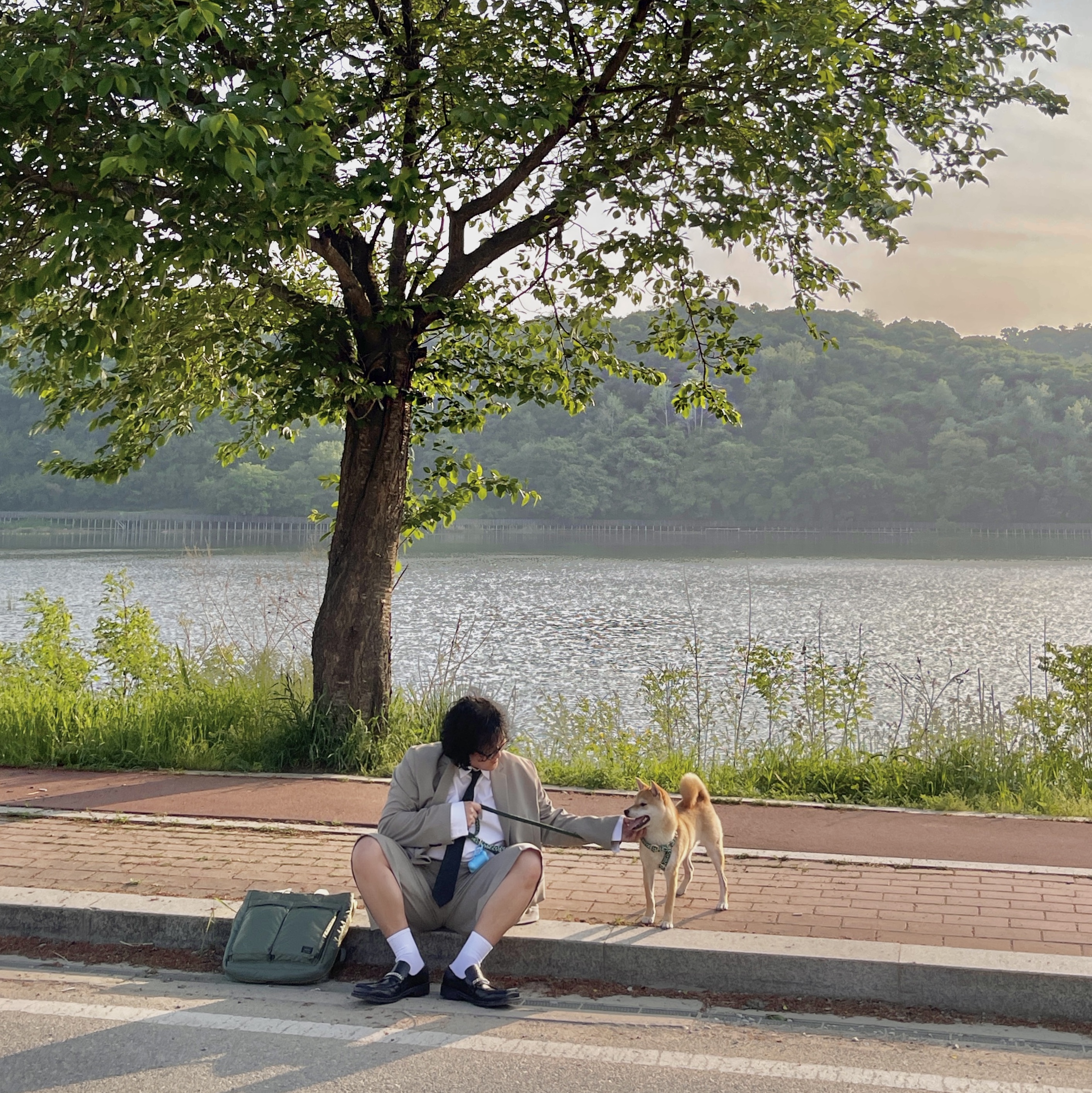 Porter Tanker 2Way Tote Bag Sage Green 착용 스타일 - 4