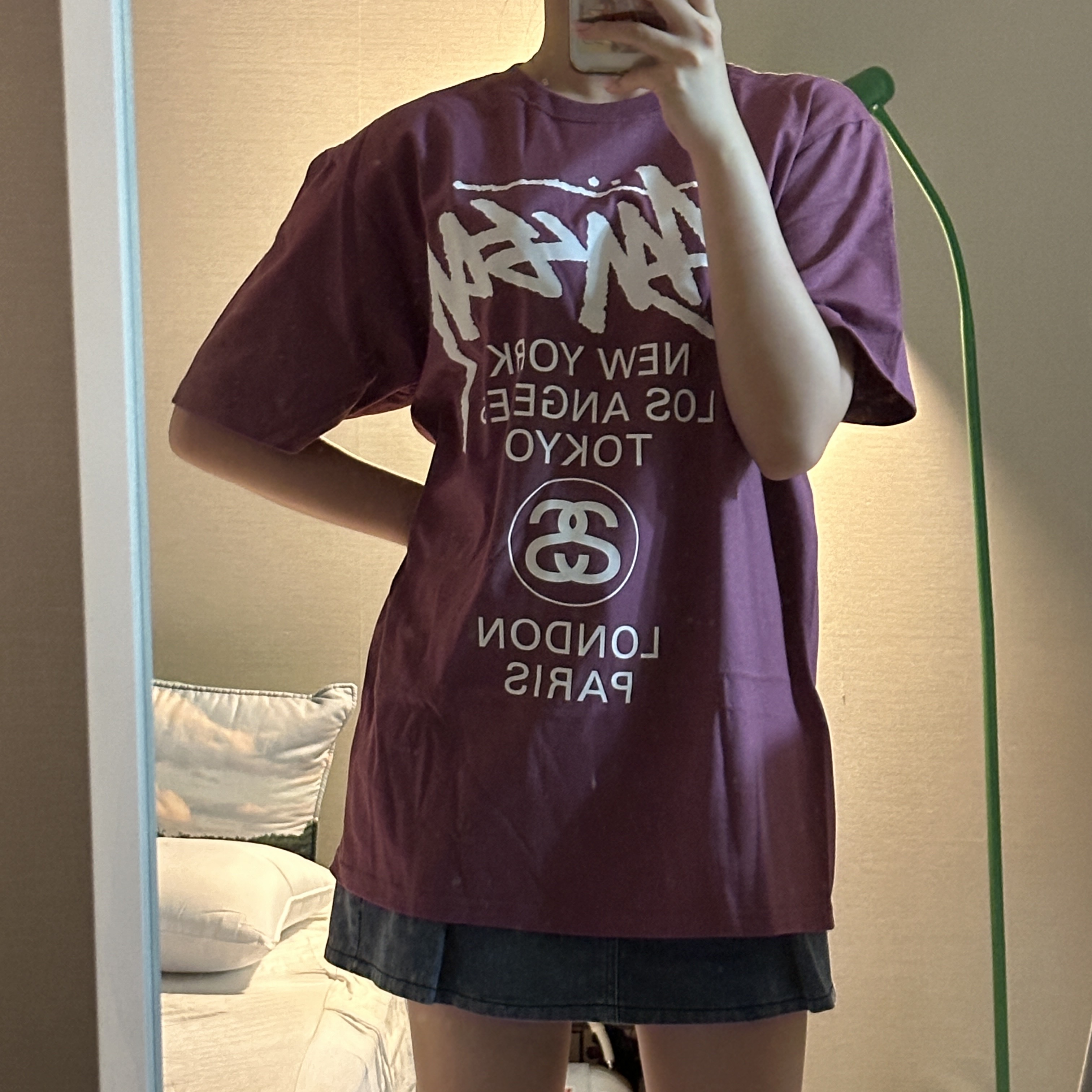 Stussy World Tour T-Shirt Berry 2024 착용 스타일 - 3