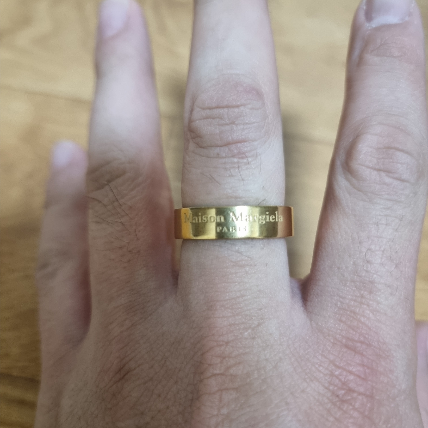Maison Margiela Logo Ring Tumbled Yellow Gold 착용 스타일 - 2