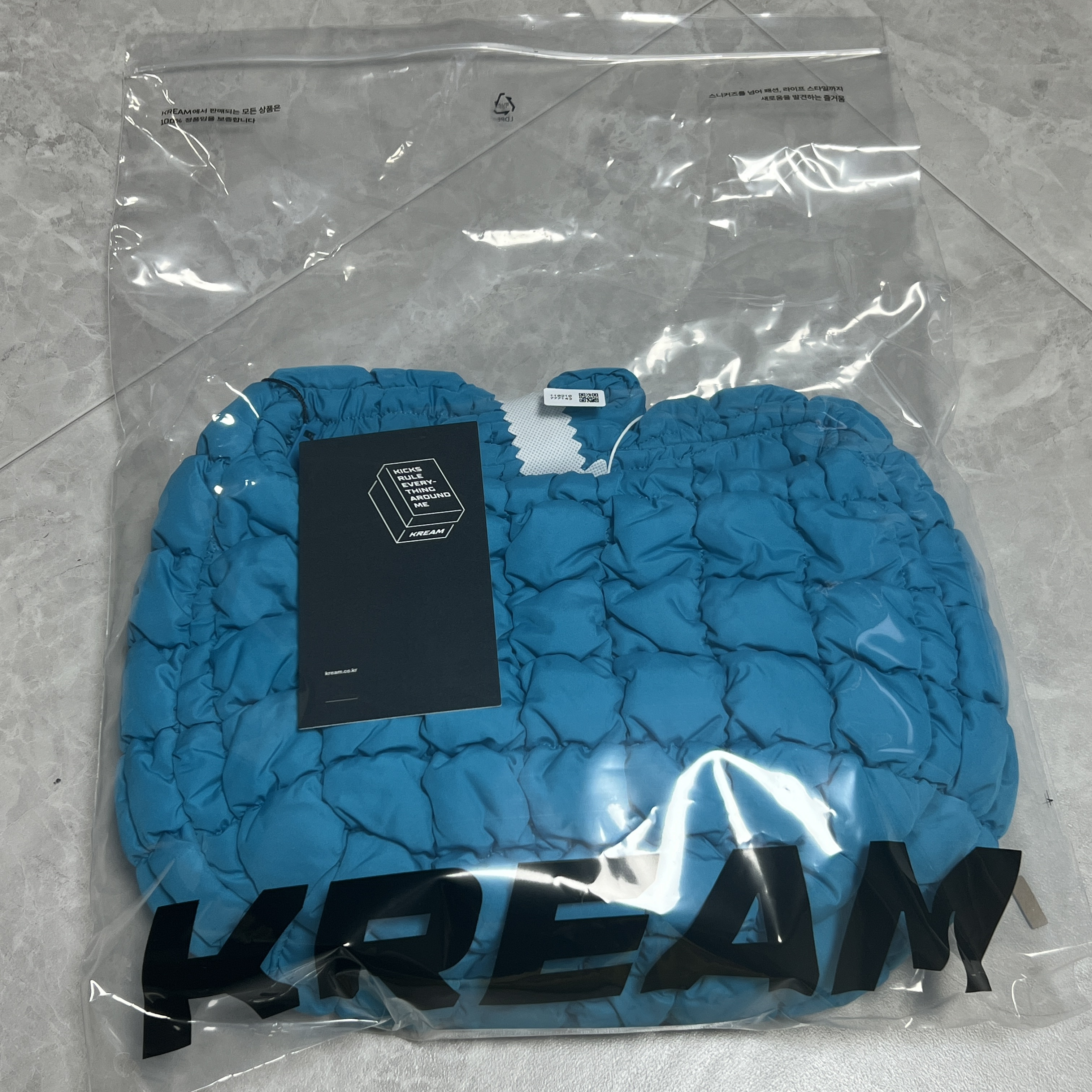 COS Quilted Mini Bag Bright Turquoise, COS Quilted Nano Bag Beige 착용 스타일 - 1