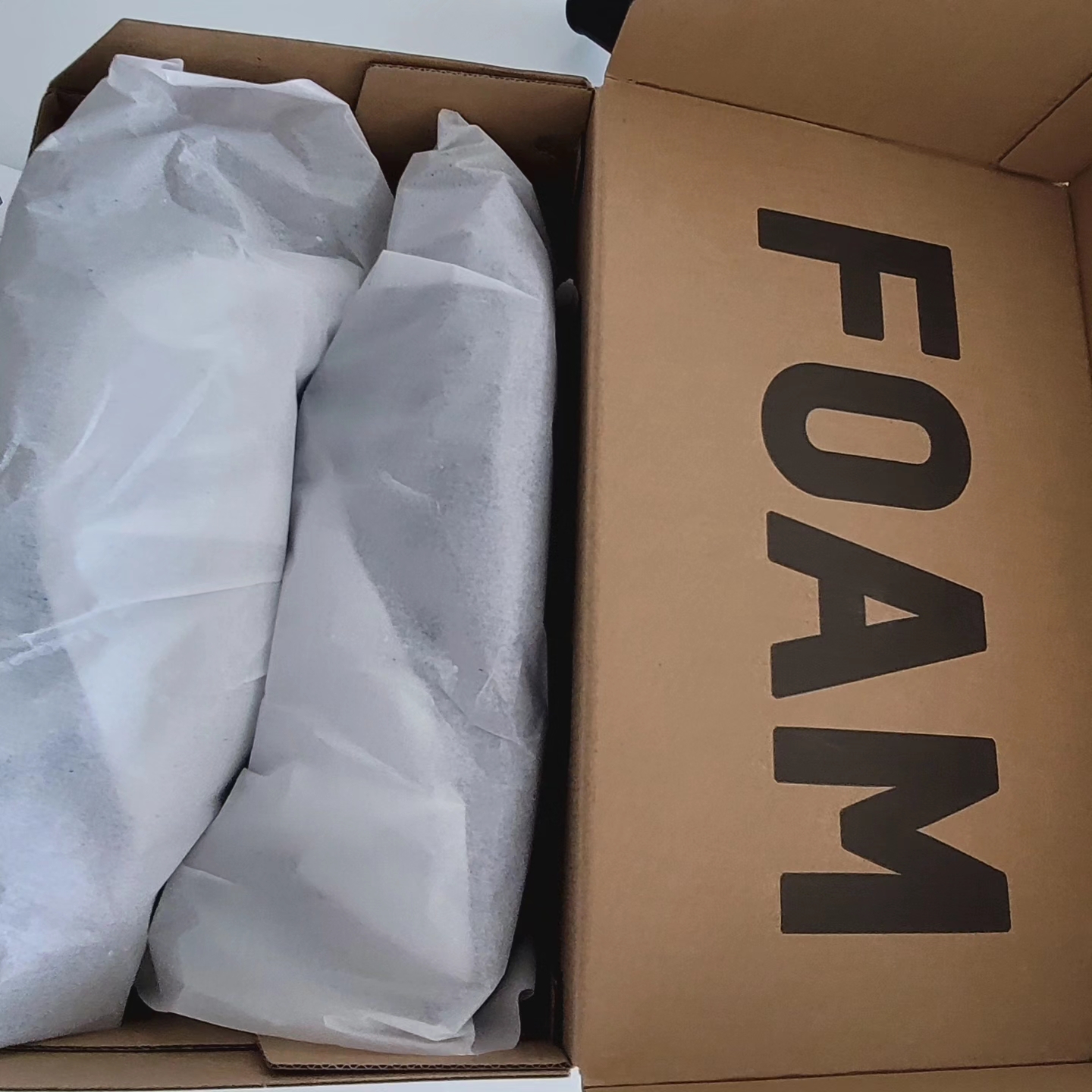 Adidas Yeezy Foam RNNR MX Granite 착용 스타일 - 1