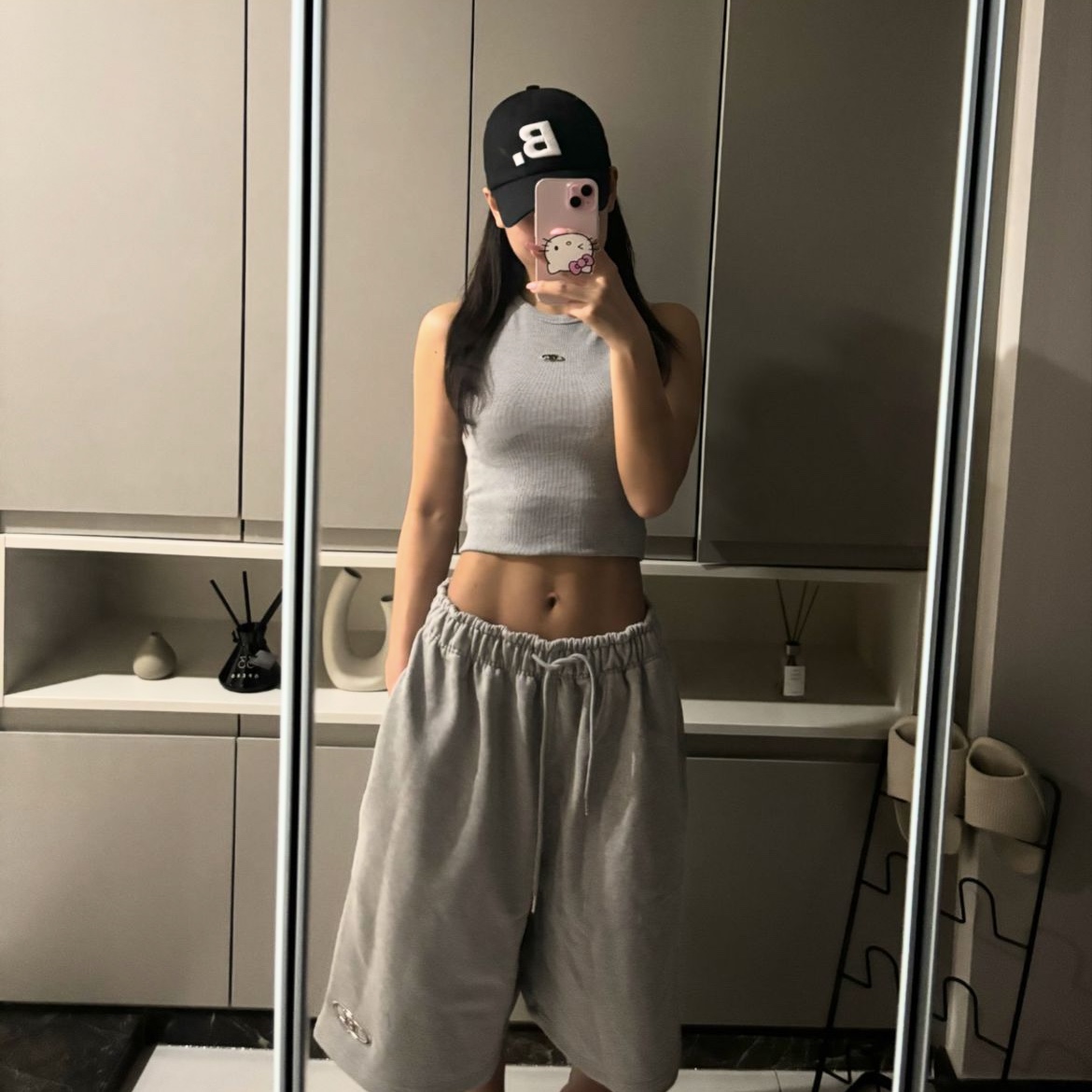 BORN TO WIN B Pendant Ribbed Semi Crop Sleeveless Melange Grey, BORN TO WIN Chrome B Logo Half Pants Long Ver Melange Grey 착용 스타일