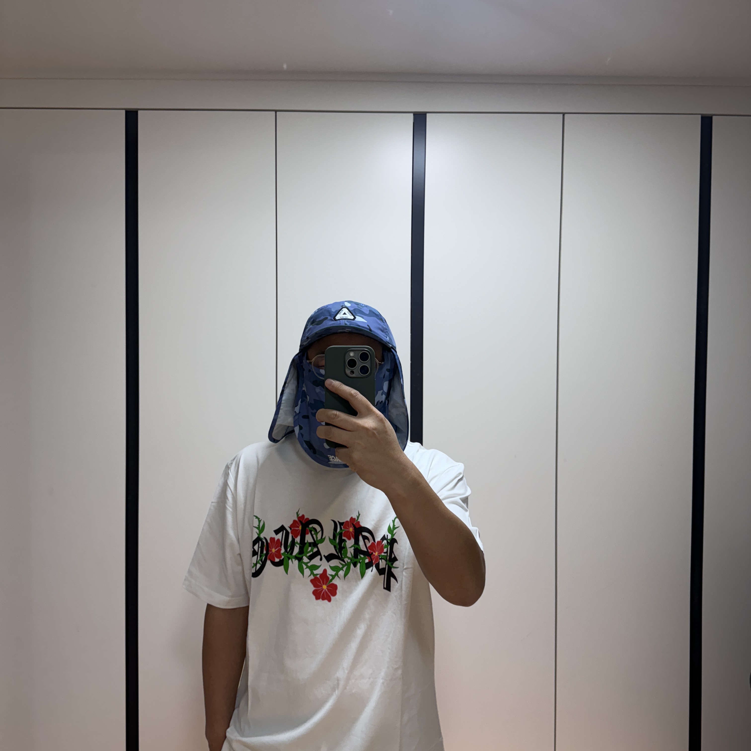 Palace Thorny T-Shirt White - 24SS, Palace Tri-Ferg Desert 6-Panel Terrain DPM Blue - 24SS 착용 스타일 - 1