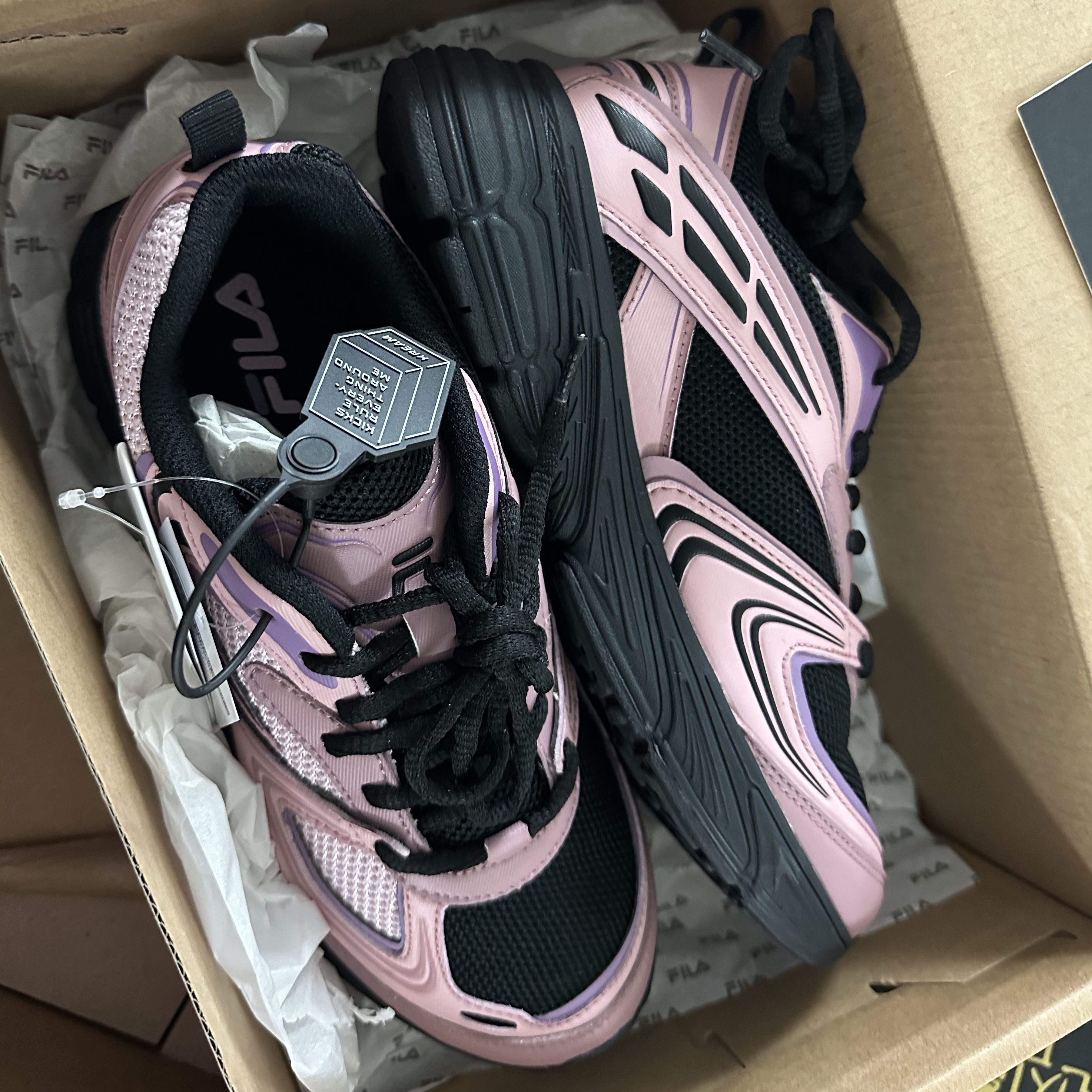 Fila Interun Pink Black 착용 스타일 - 1
