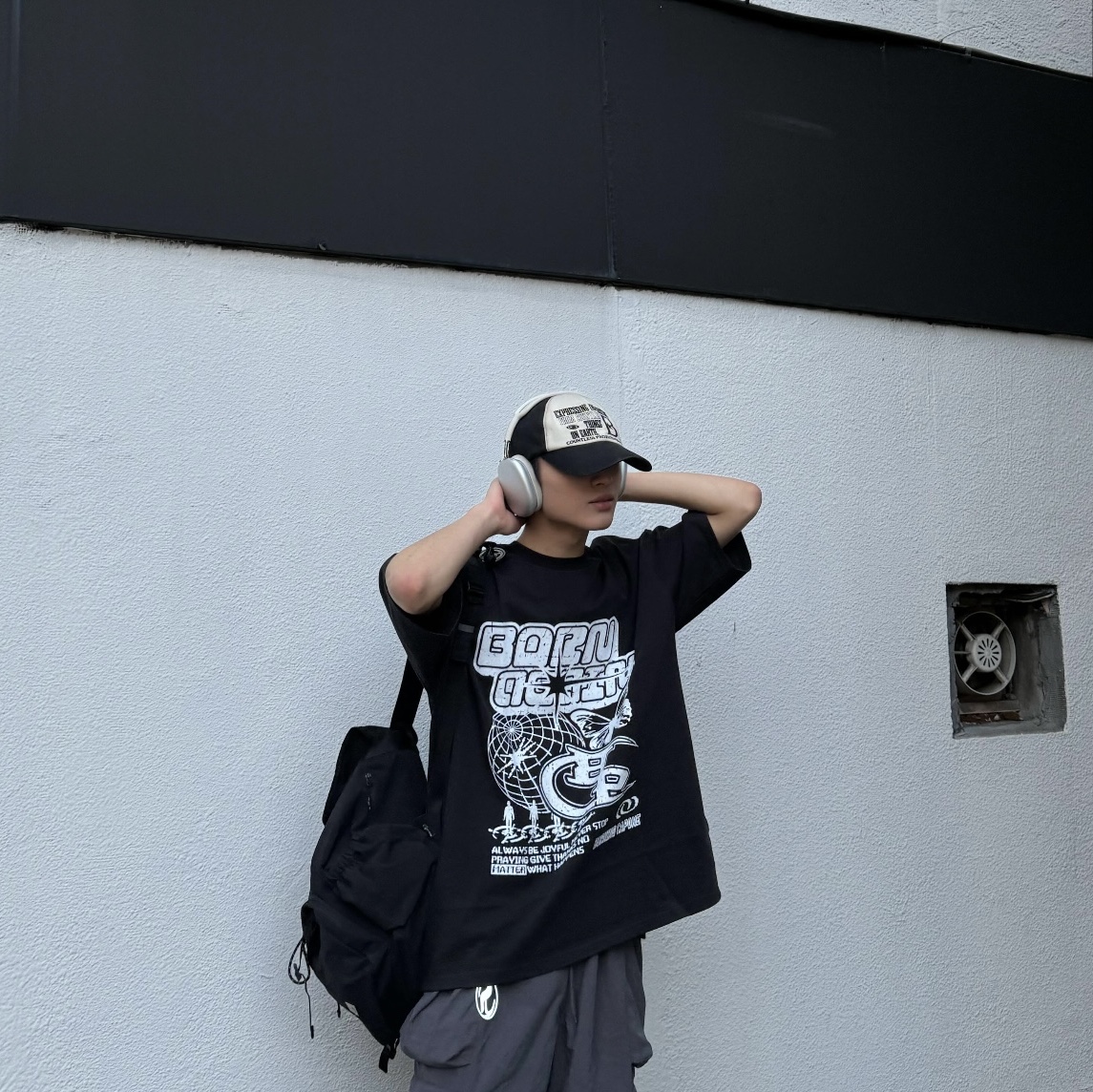 Nike Air Force 1 '07 Low Triple Black, Apple AirPods Max Lightning Silver (Korean Ver.) 착용 스타일 - 2