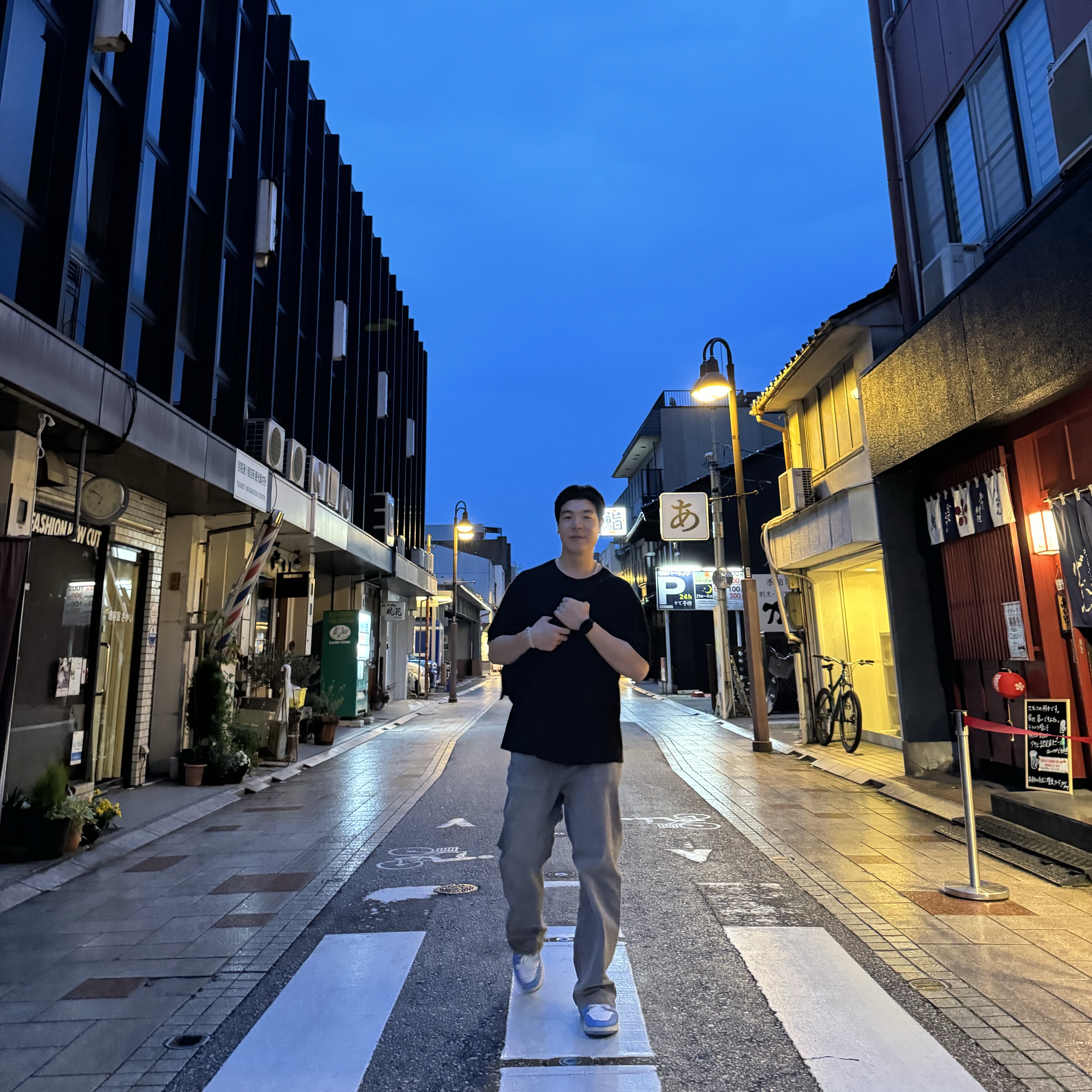 Jordan 1 Low Golf White and University Blue, Stussy Basic Stussy T-Shirt Black 2024, 2025 착용 스타일
