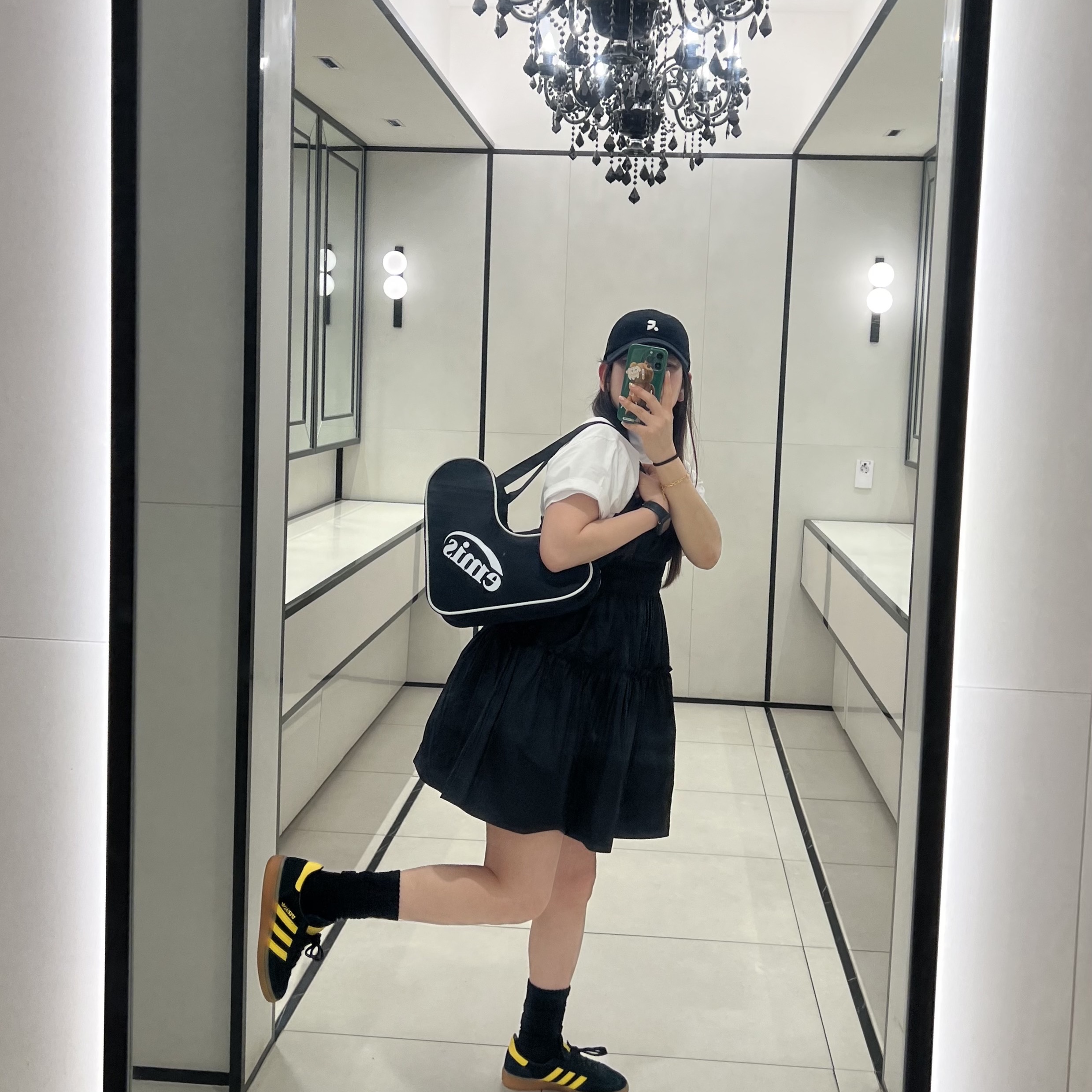 Emis Curvy Shoulder Bag Black, Adidas Spezial Handball Core Black Yellow 착용 스타일 - 1