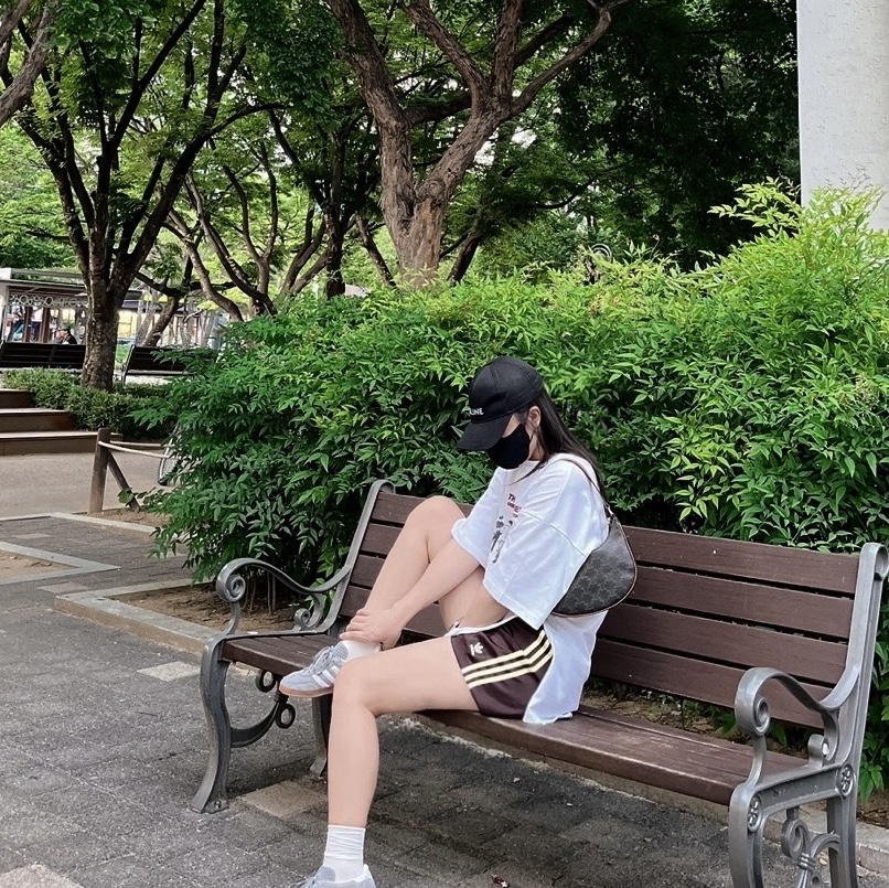 (W) Adidas 3-Stripes Satin Shorts Shadow Brown - KR Sizing 착용 스타일 - 1