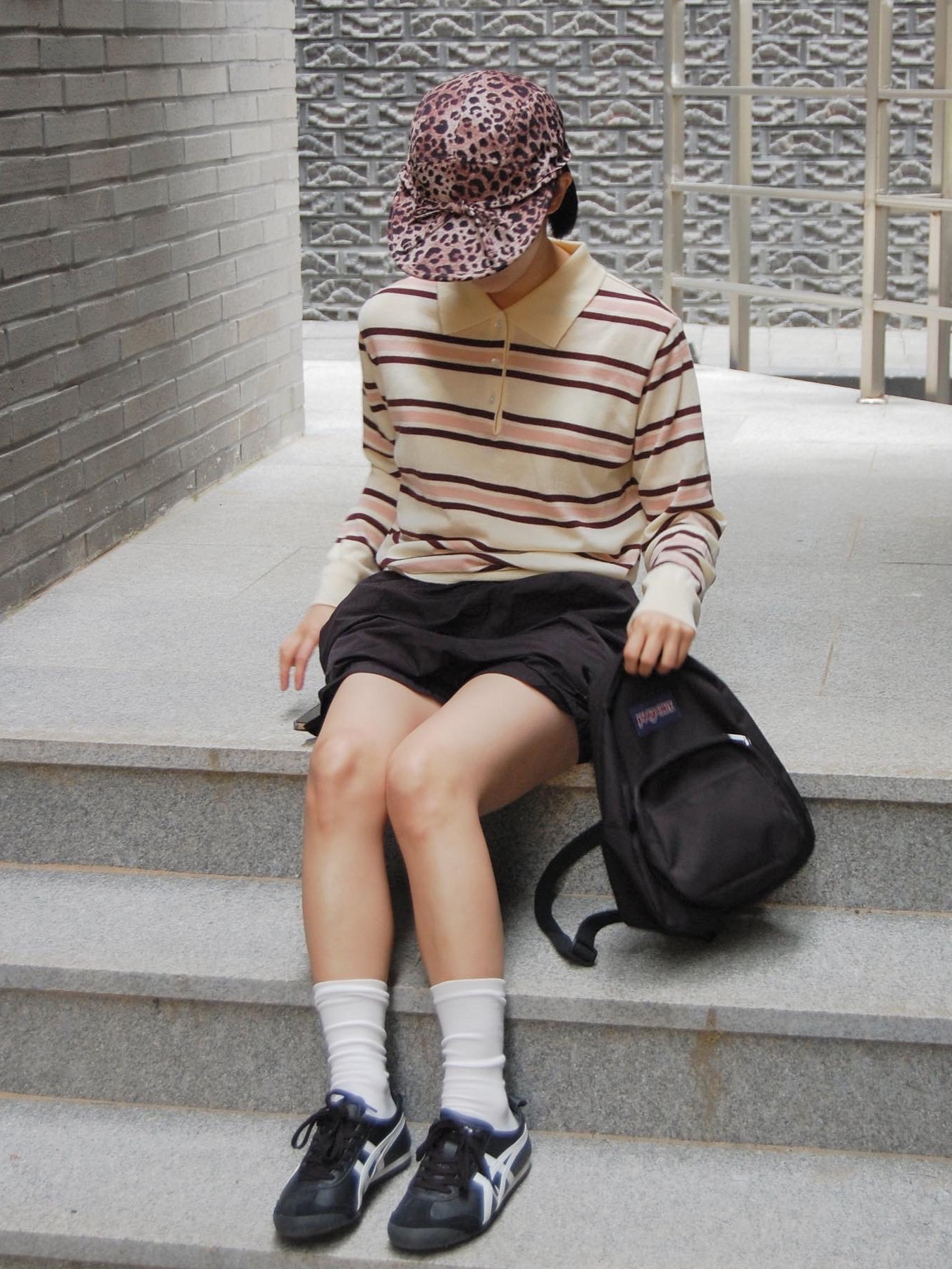 YOUCHE QS Duck Cap Leopard, Onitsuka Tiger Mexico 66 Black White 착용 스타일 - 1