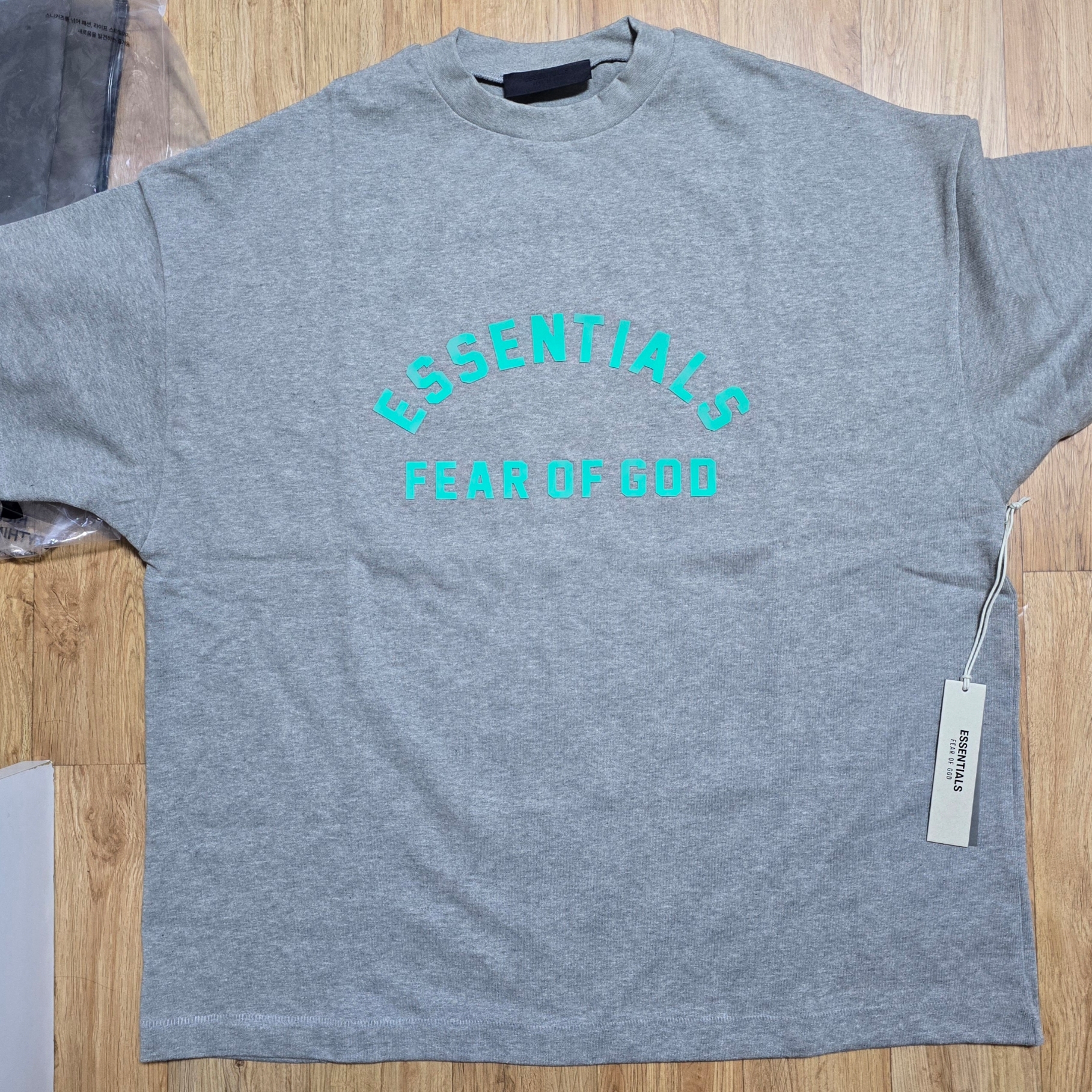 Essentials Heavy Jersey Crewneck T-Shirt Dark Heather Oatmeal - 24SS, Essentials 3D Silicon Applique Boxy T-Shirt Dark Slate/Black 2020 착용 스타일 - 1