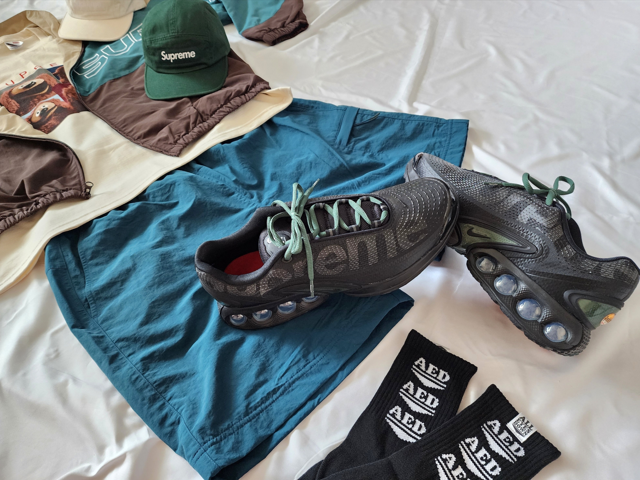 Supreme Rowlf T-Shirt Natural - 24SS, Supreme Washed Chino Twill Camp Cap Natural - 23FW 착용 스타일 - 2