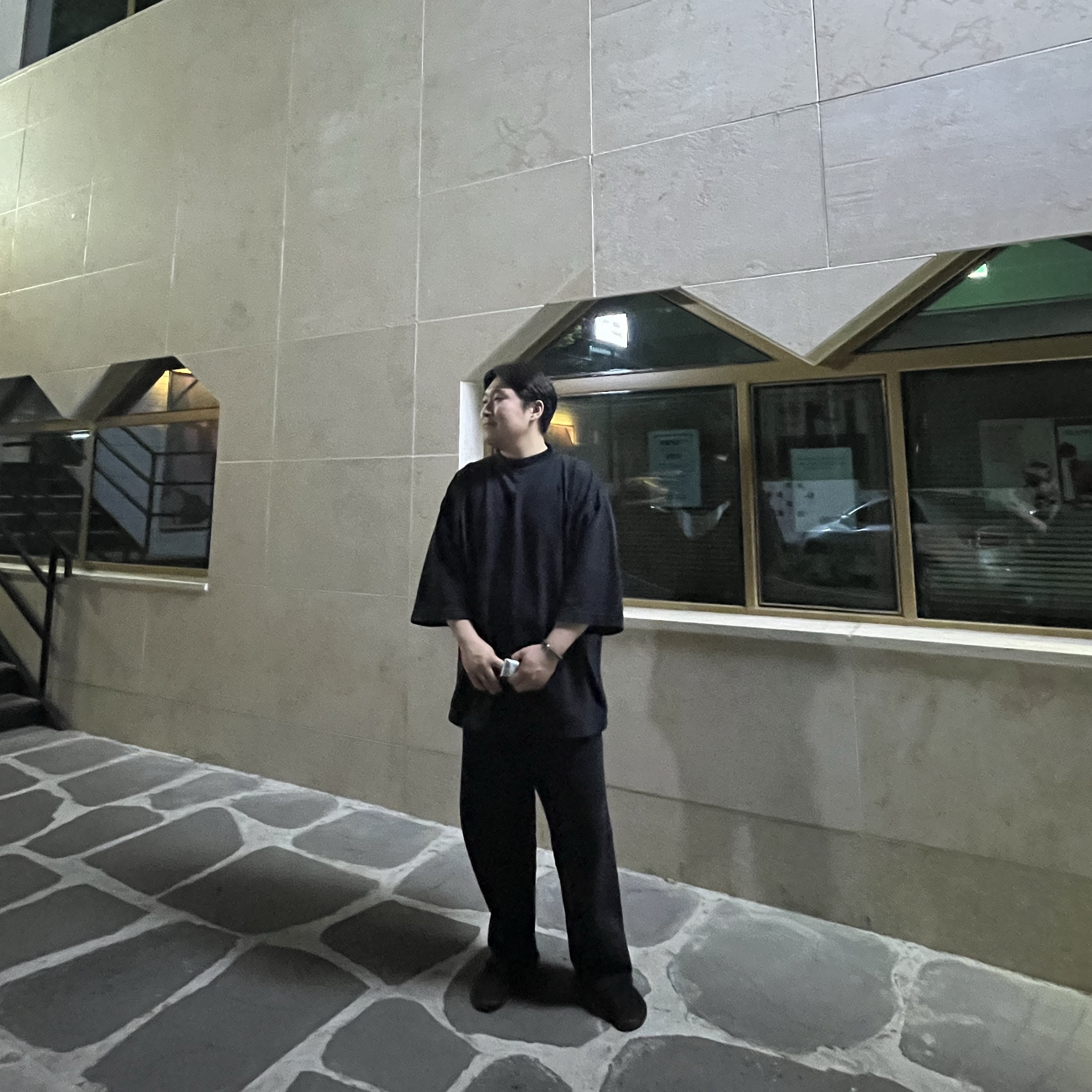 Yeezy Gap Engineered By Balenciaga Dove 3/4 Sleeve T-Shirt Black, Yeezy Vultures Pants Black 착용 스타일