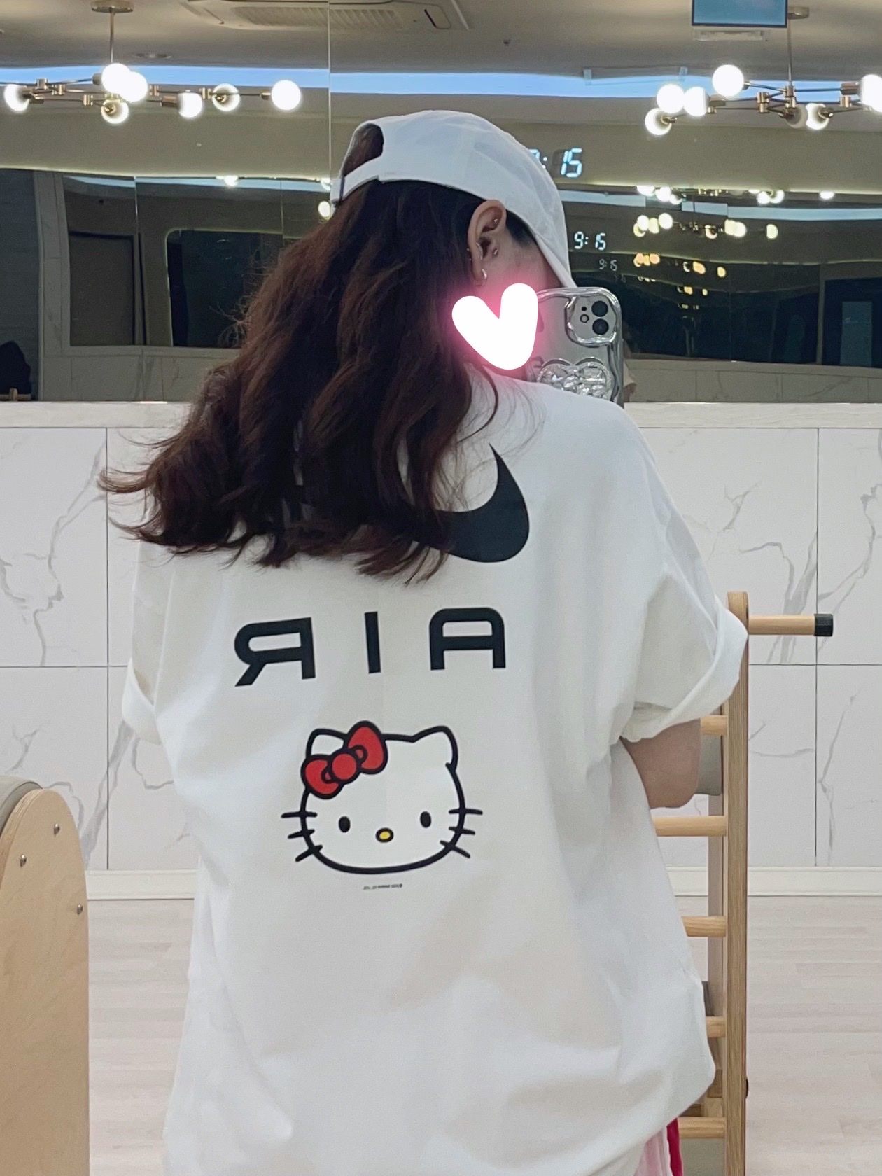 Nike x Hello Kitty NRG Air T-Shirt White - Asia, Nike Heritage 86 Futura Washed Cap White 착용 스타일 - 1