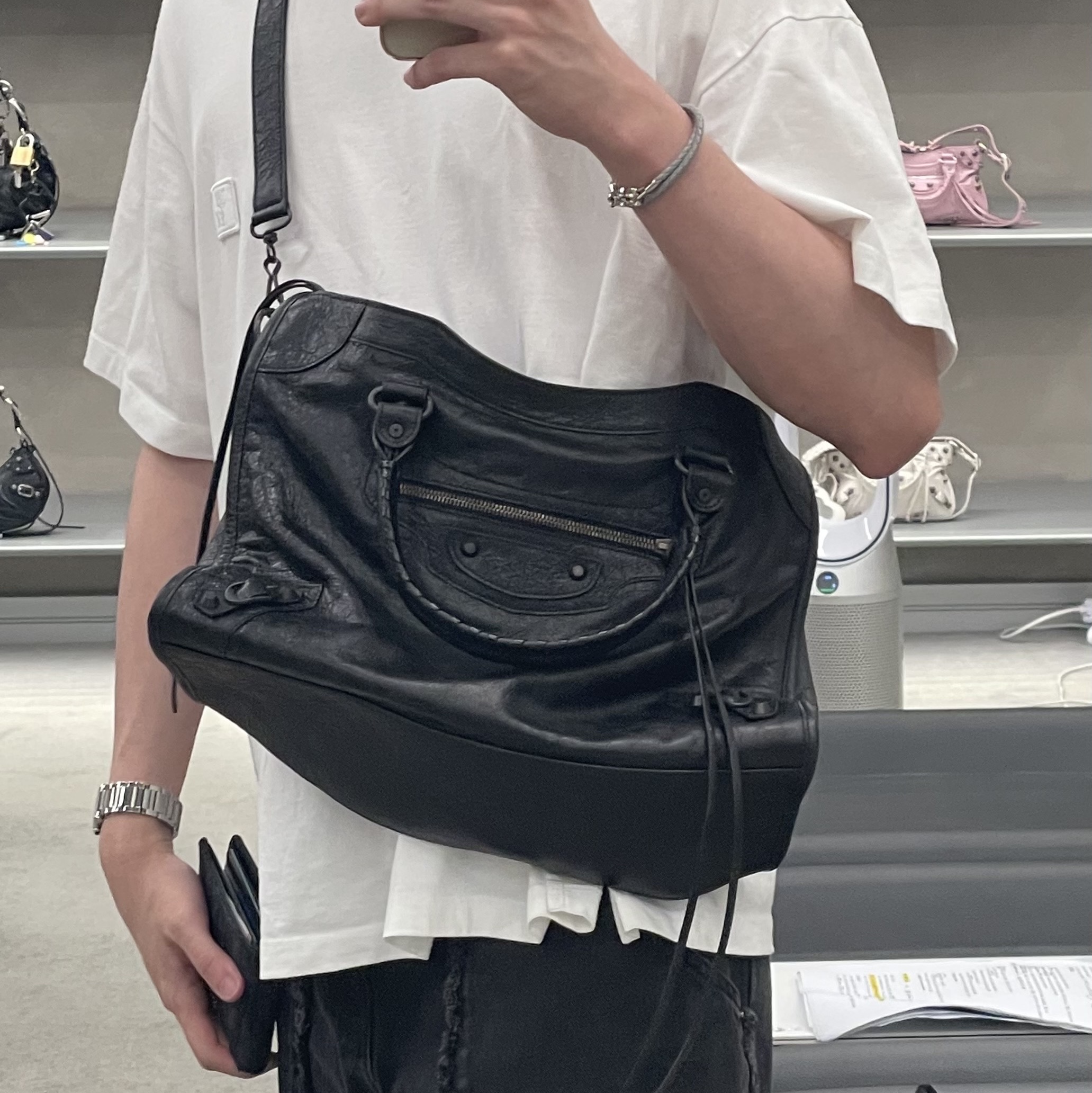Balenciaga Le City Medium Bag Black, Dior Wallet Black Dior Oblique Jacquard 착용 스타일 - 3