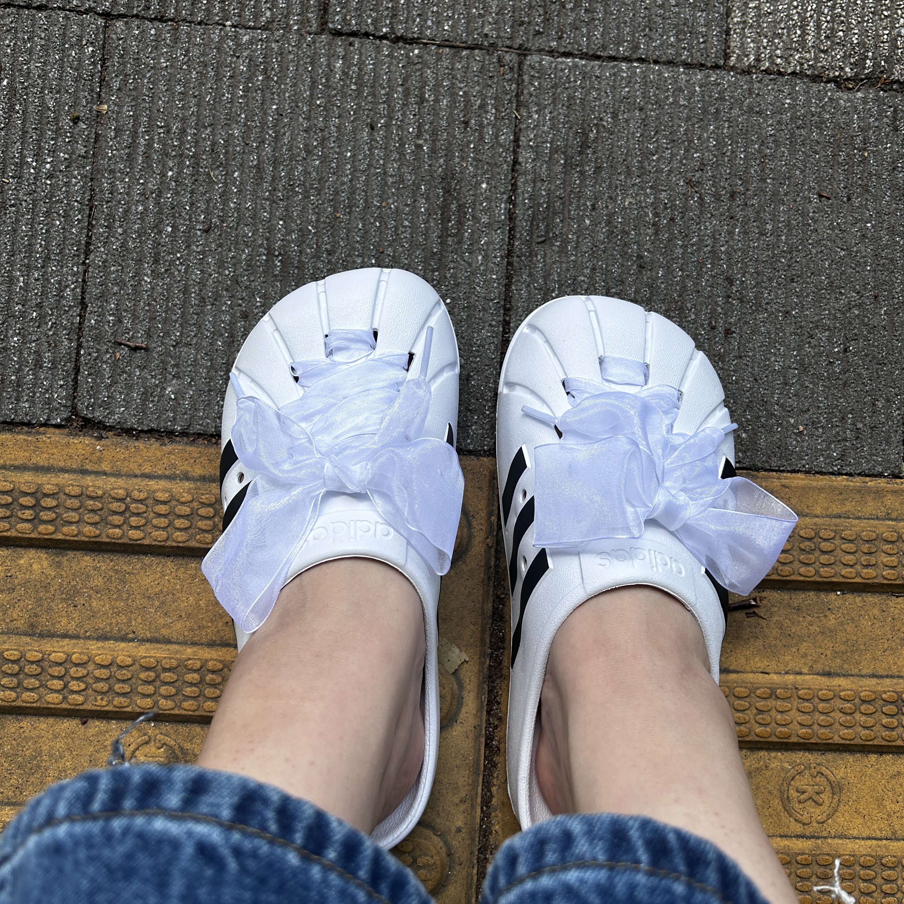 Adidas Adilette Clog White Black 착용 스타일