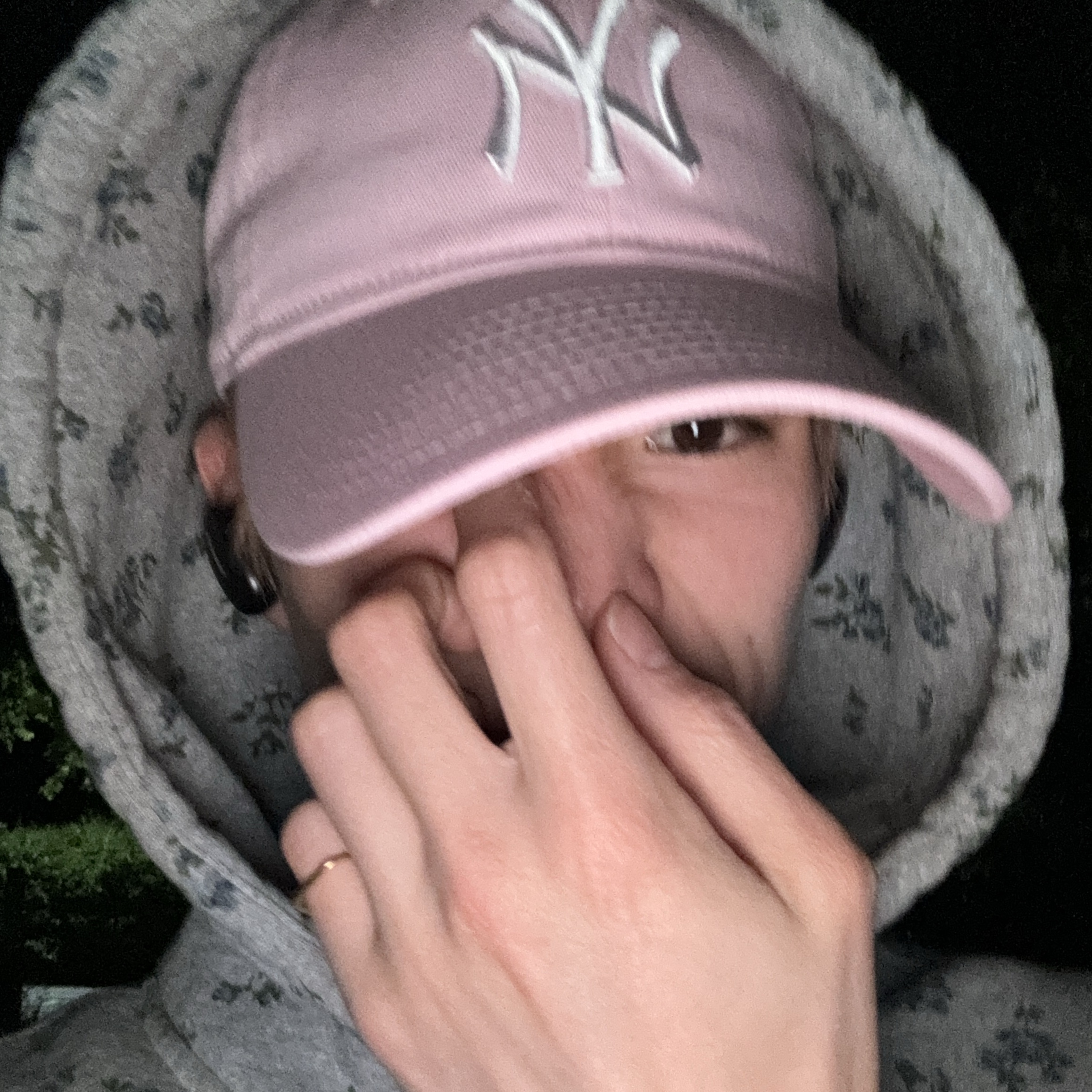 New Era x MoMA New York Yankees Cap Pink 착용 스타일