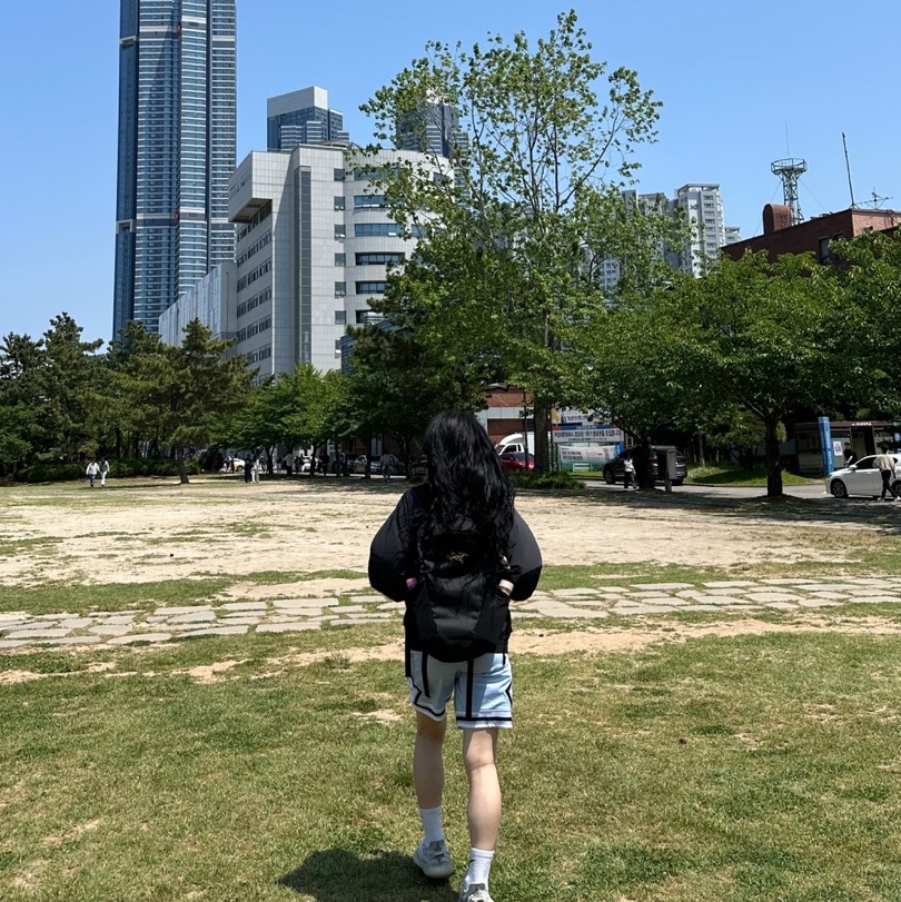Arc'teryx Mantis 16 Backpack Black, Adidas Yeezy Boost 350 V2 Blue Tint 2021/2022/2023 착용 스타일 - 1