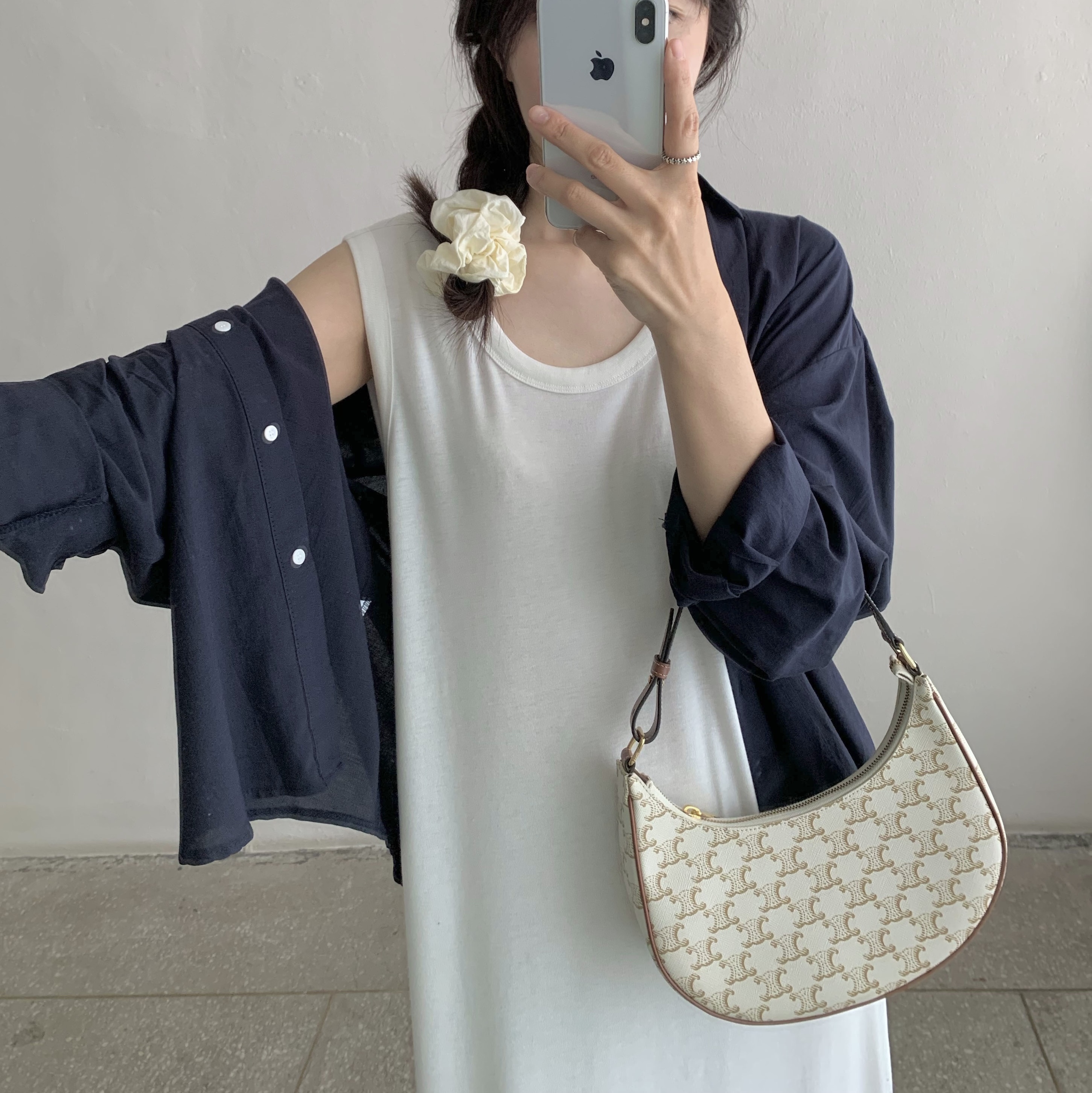 Celine Ava Bag in Triomphe Canvas and Calfskin White 착용 스타일 - 2