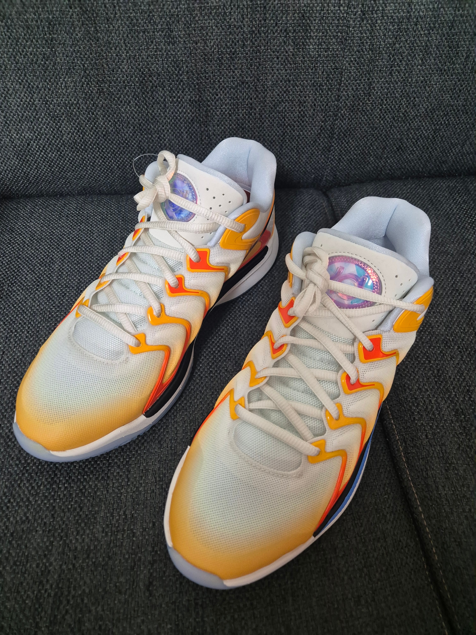 Nike KD 17 EP University Gold Safety Orange 착용 스타일 - 2