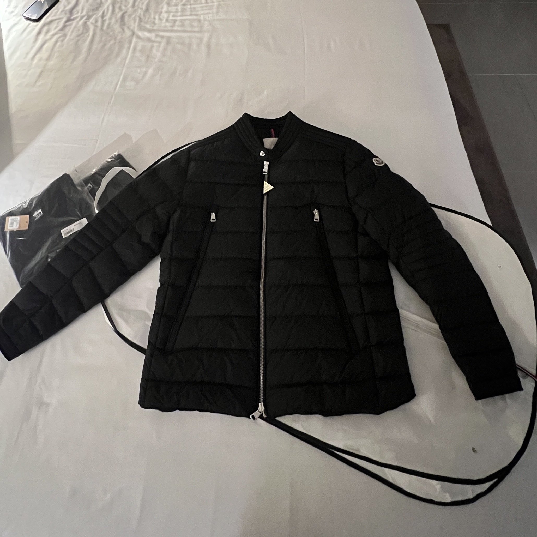 Moncler Amiot Short Down Jacket Black - 23FW 착용 스타일