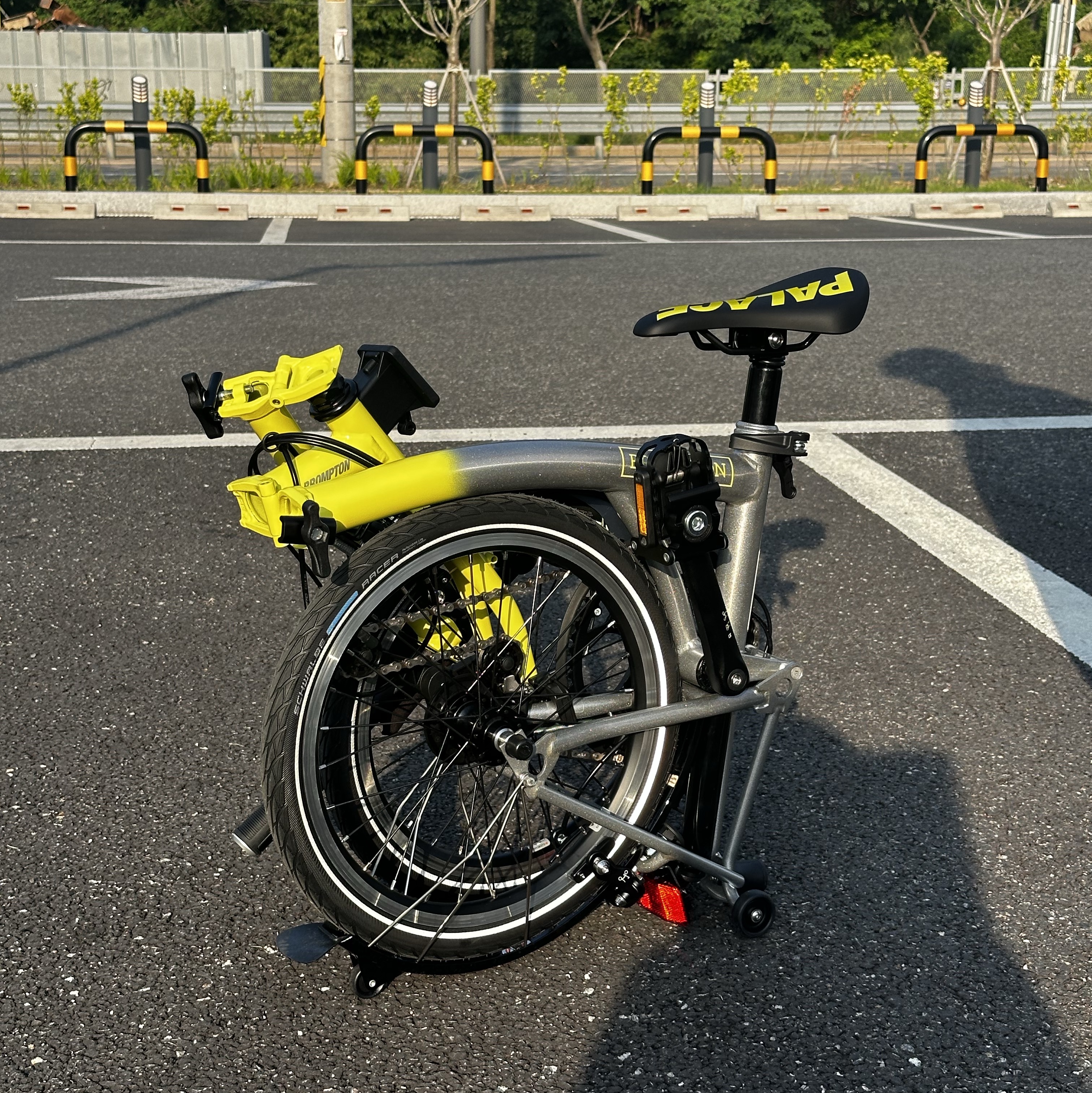 Brompton x Palace C Line Urban 2 Speed Glowstick Yellow 착용 스타일
