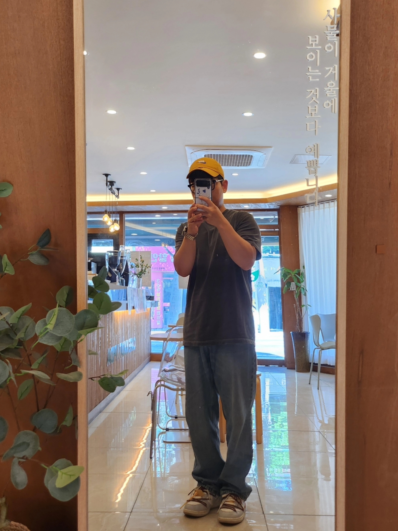 IAB Studio Pigment T-Shirt Black, Nike Heritage 86 Futura Washed Cap Gold 착용 스타일 - 1