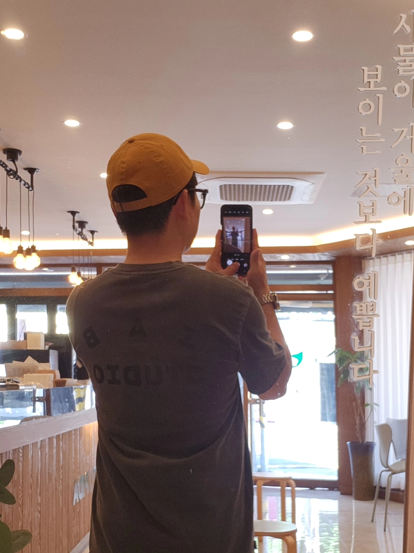 IAB Studio Pigment T-Shirt Black, Nike Heritage 86 Futura Washed Cap Gold 착용 스타일 - 2