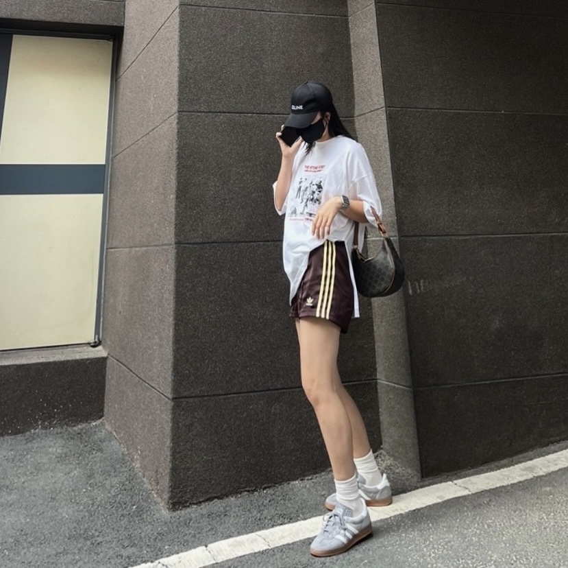 (W) Adidas 3-Stripes Satin Shorts Shadow Brown - KR Sizing 착용 스타일 - 3