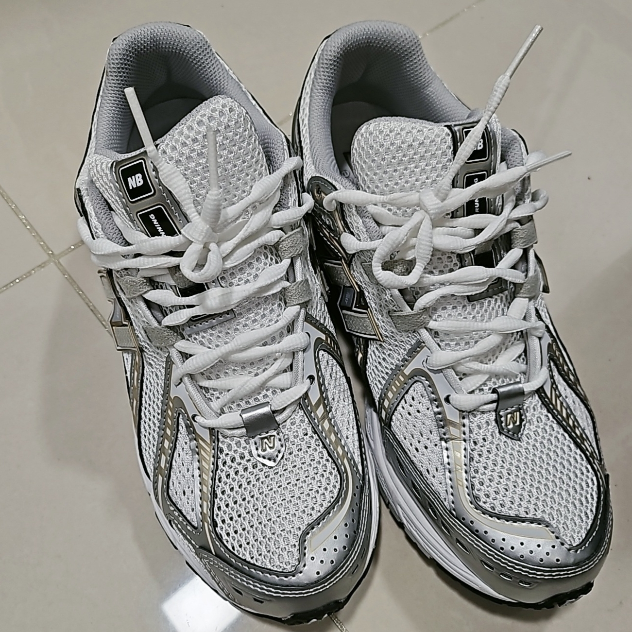 New Balance 1906R White Metallic Silver 착용 스타일 - 2