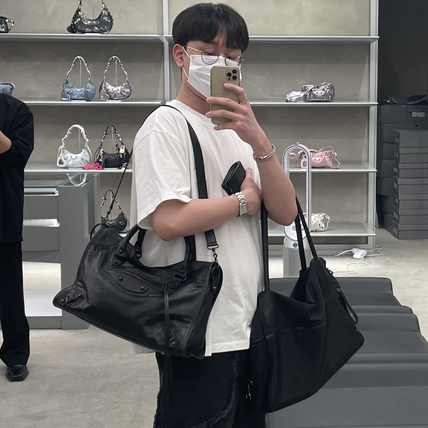 Balenciaga Le City Medium Bag Black, Dior Wallet Black Dior Oblique Jacquard 착용 스타일 - 1