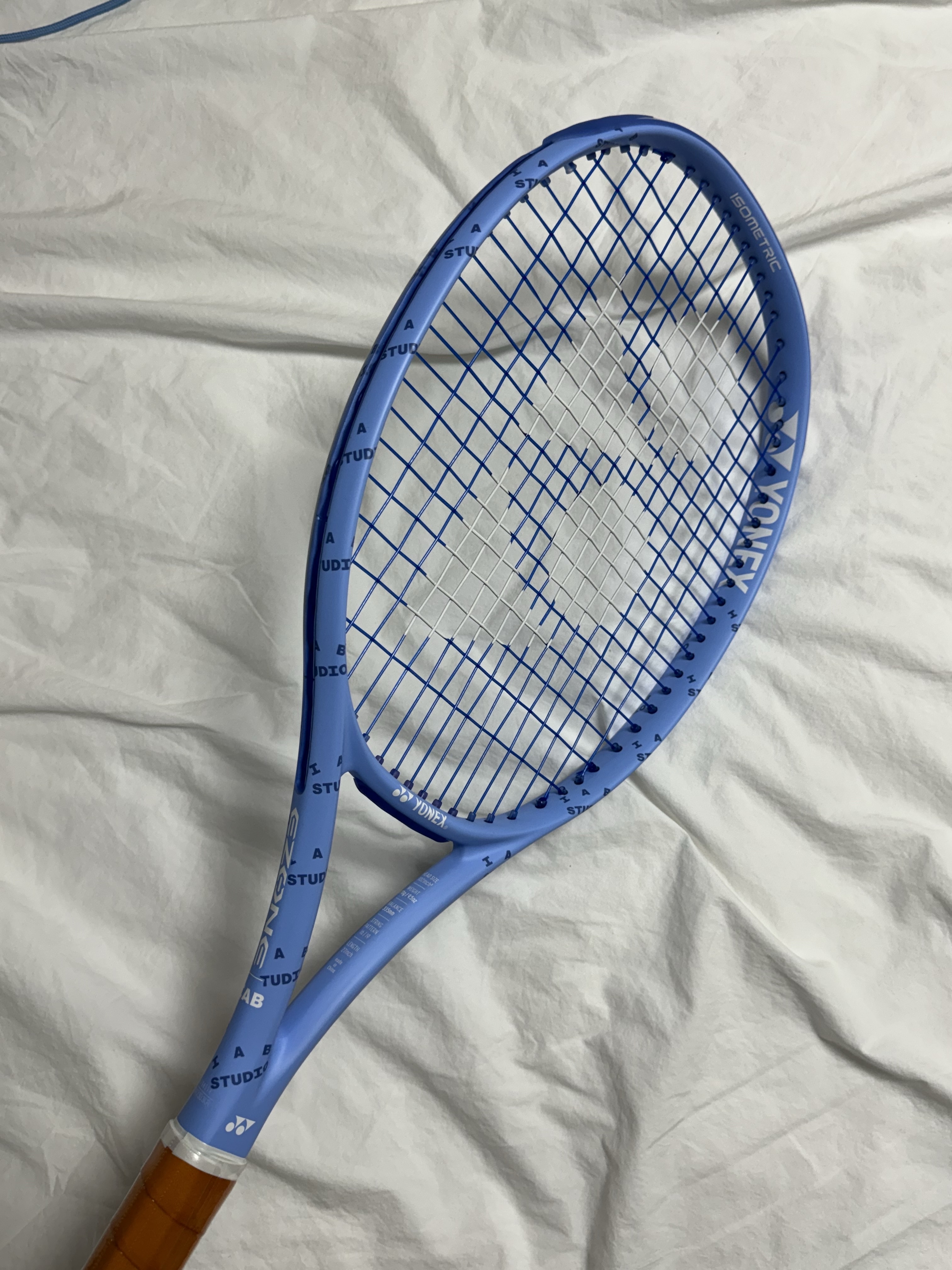 IAB Studio x Yonex Ezone Tennis Racket 착용 스타일 - 2