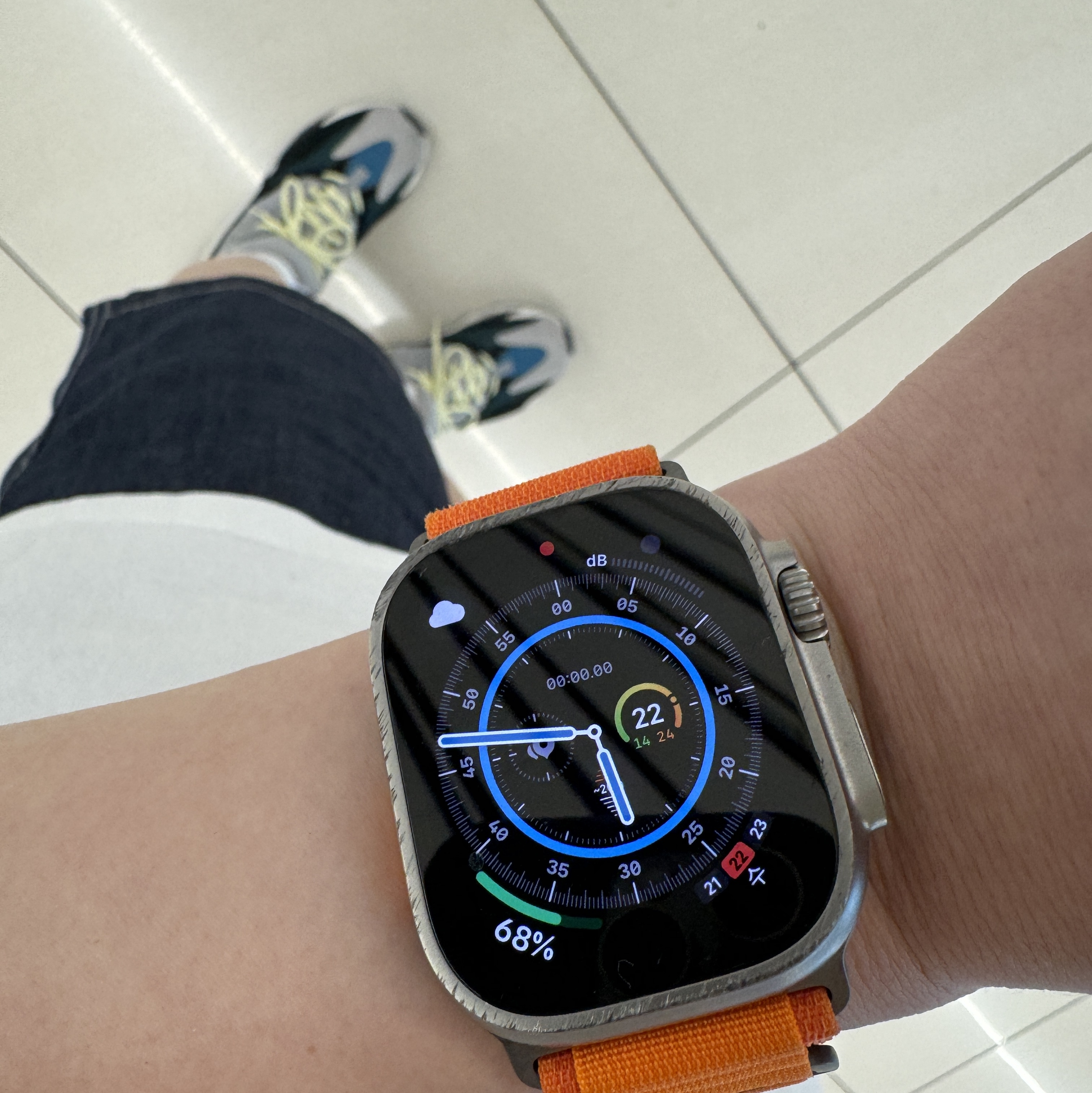 Adidas Yeezy Boost 700 Wave Runner Solid Grey 2021/2022, Apple Watch Ultra 49mm Titanium Case with L Alpine Loop Orange (Korean Ver.) 착용 스타일