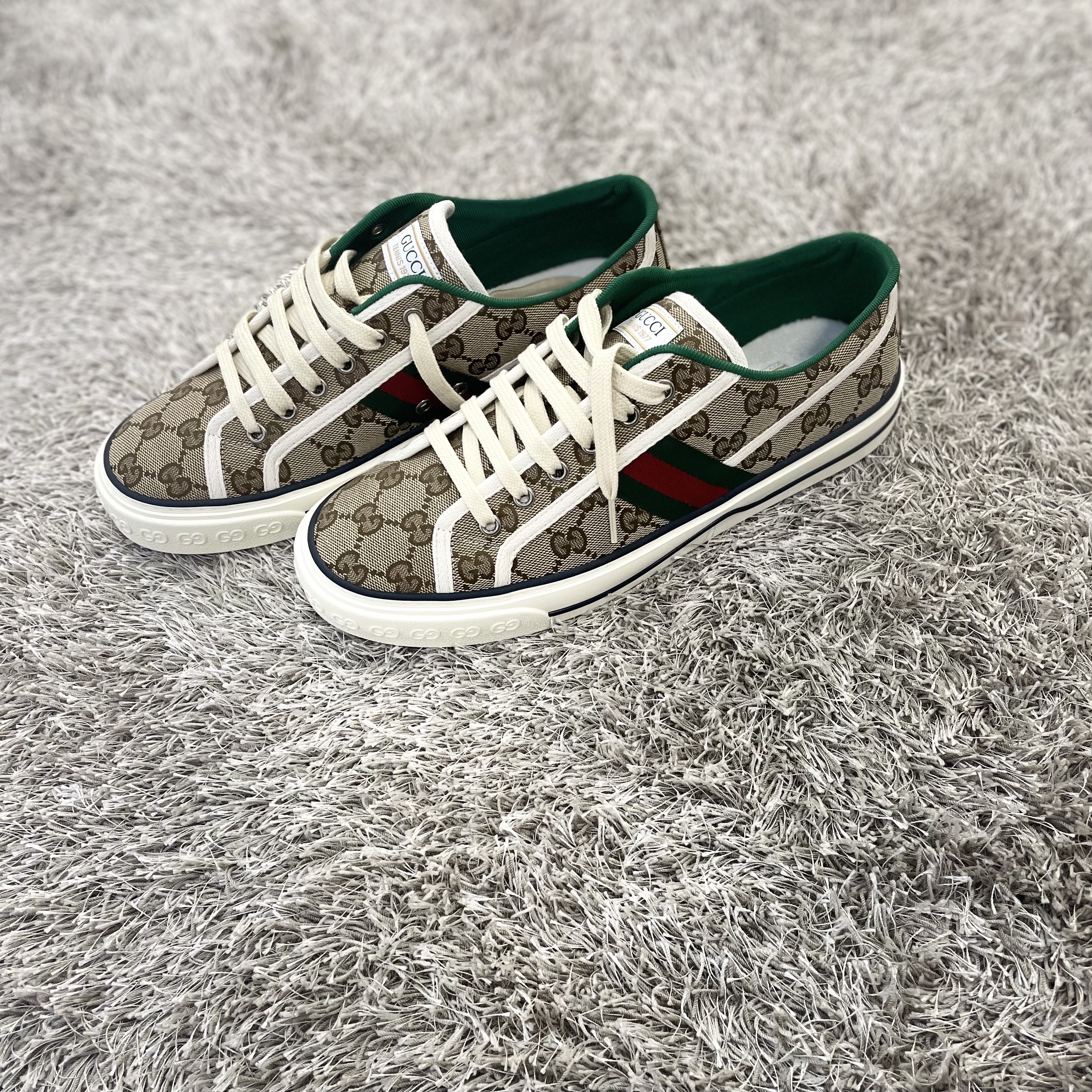Gucci Tennis 1977 Ebony 착용 스타일 - 2