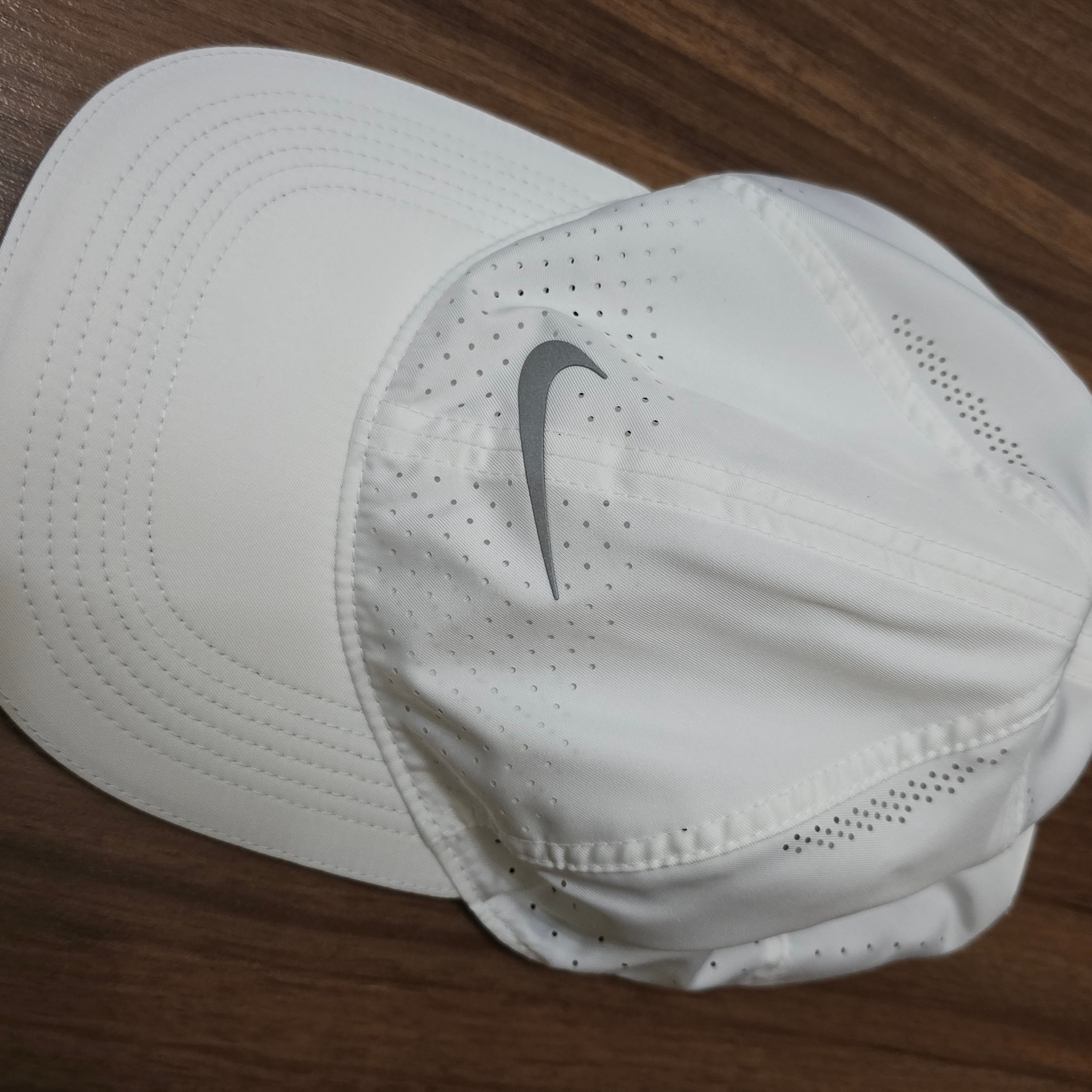Nike Dri-Fit AeroBill Featherlight Perforated Running Cap White, Nike Dri-Fit ADV Aeroswift 4 Inch Running Shorts Black - US/EU 착용 스타일 - 2