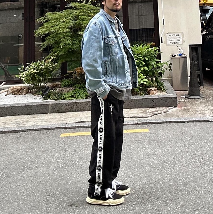 Saint Mxxxxxx Track Pants Side Tape Black - 24SS, Maison Mihara Yasuhiro Baker OG Sole OD Canvas Low-top Sneakers Black 착용 스타일 - 1