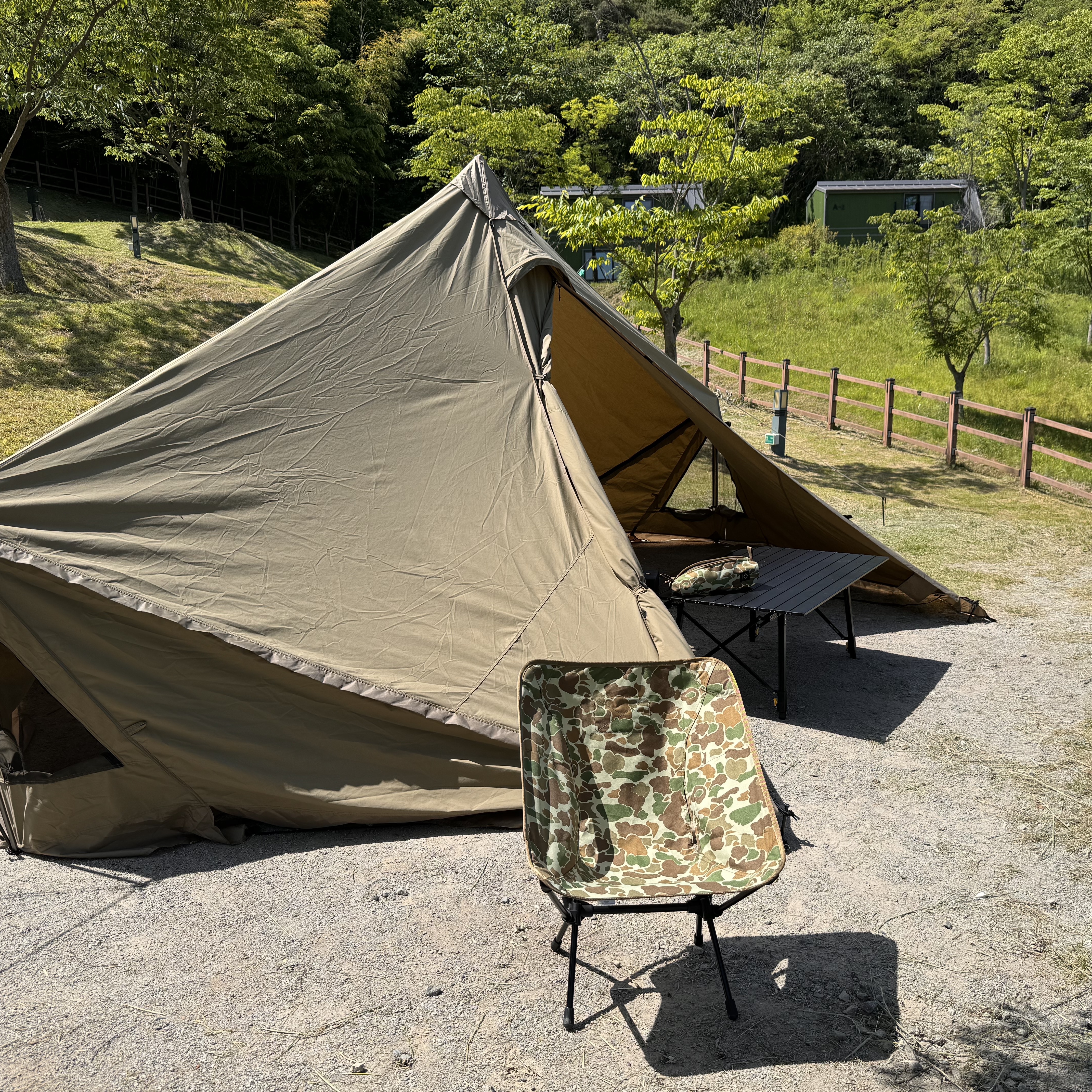 Helinox Tactical Chair Duck Camo 착용 스타일