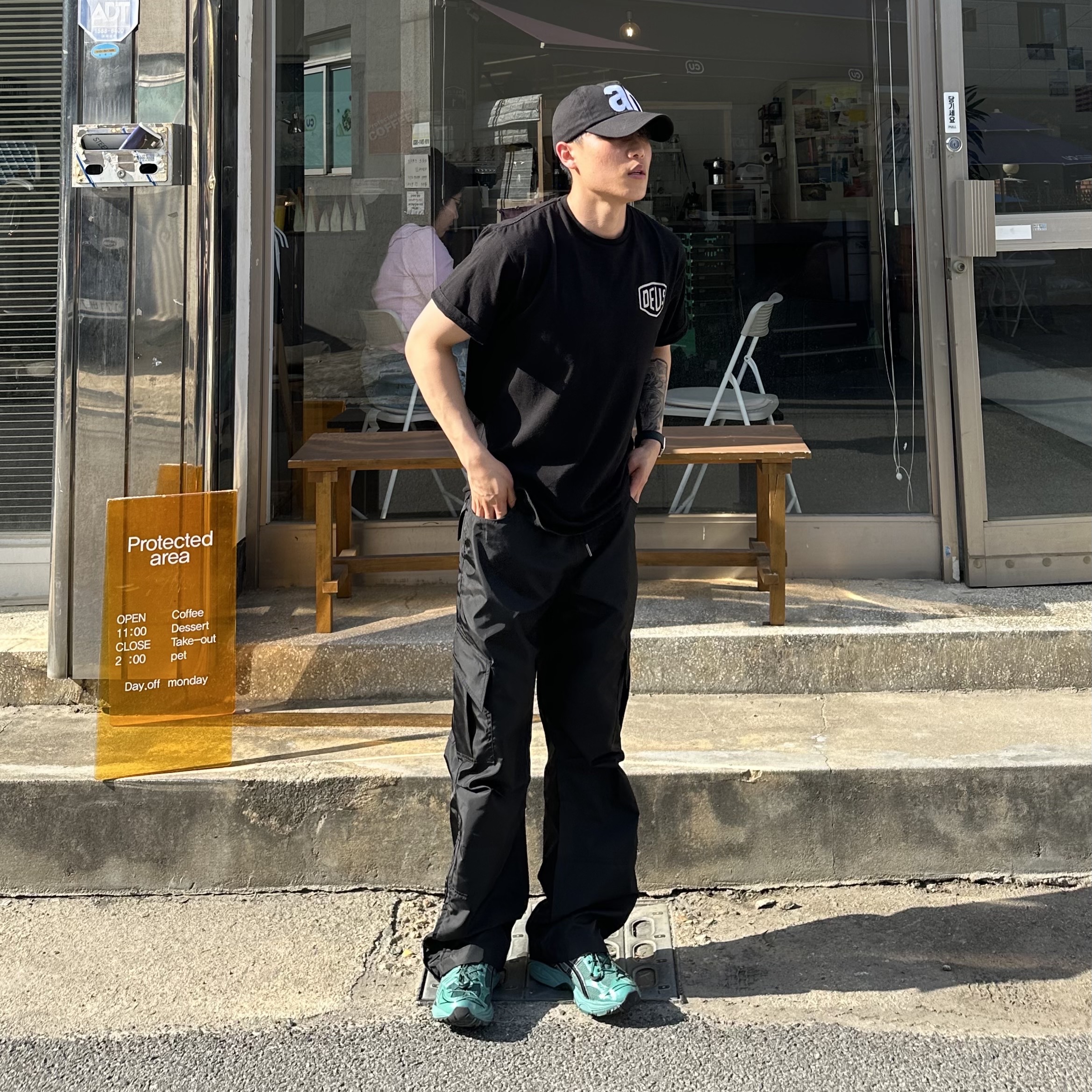 Asics x Unaffected Gel-Kayano 14 Uranus Green, Deus Ex Machina Seoul College T-Shirt Black 착용 스타일 - 1