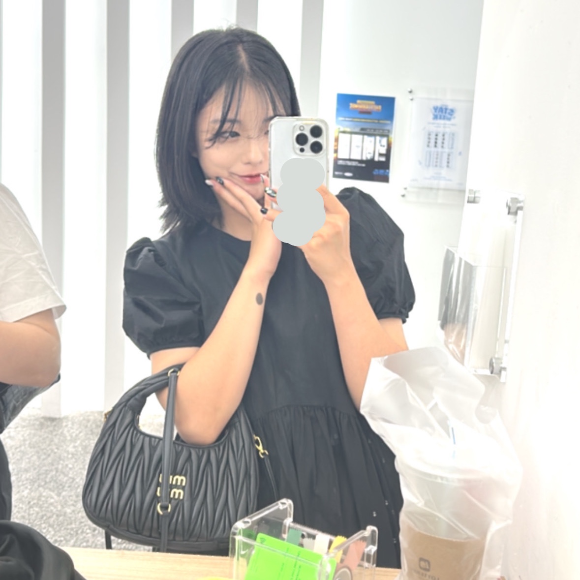 Miu Miu Wander Matelasse Nappa Leather Small Hobo Bag Black 착용 스타일