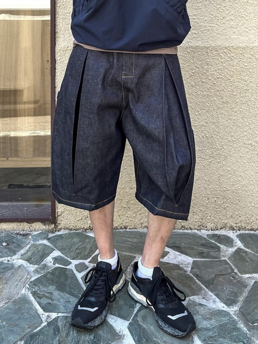 Sage Nation Box Pleat Denim Shorts Raw Denim 착용 스타일 - 1