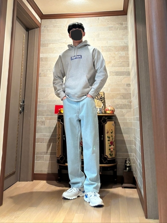 Balenciaga x Adidas Track Forum Low Top Sneaker White Blue, Supreme Baggy Jean Washed Indigo - 24SS 착용 스타일