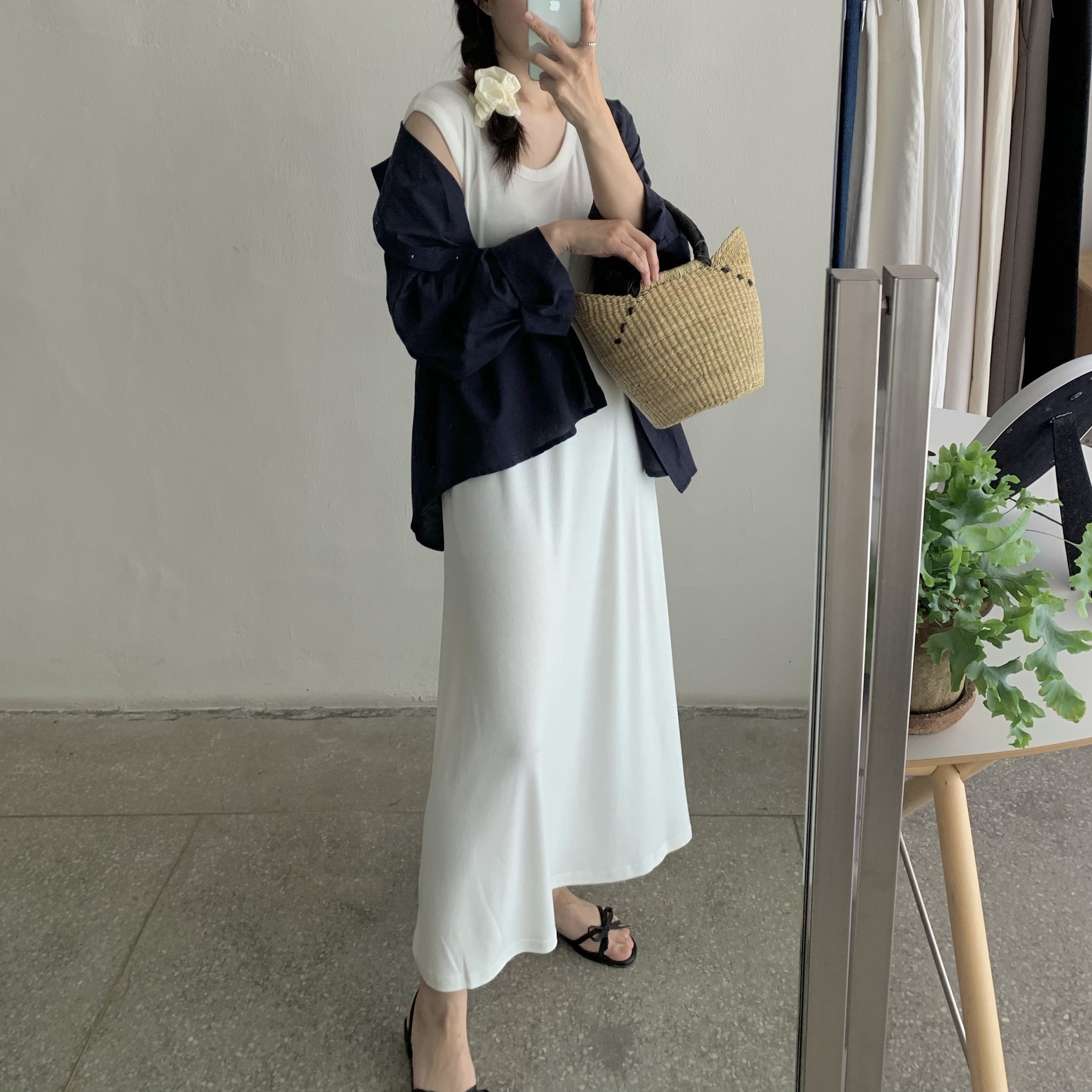 Celine Ava Bag in Triomphe Canvas and Calfskin White 착용 스타일 - 1